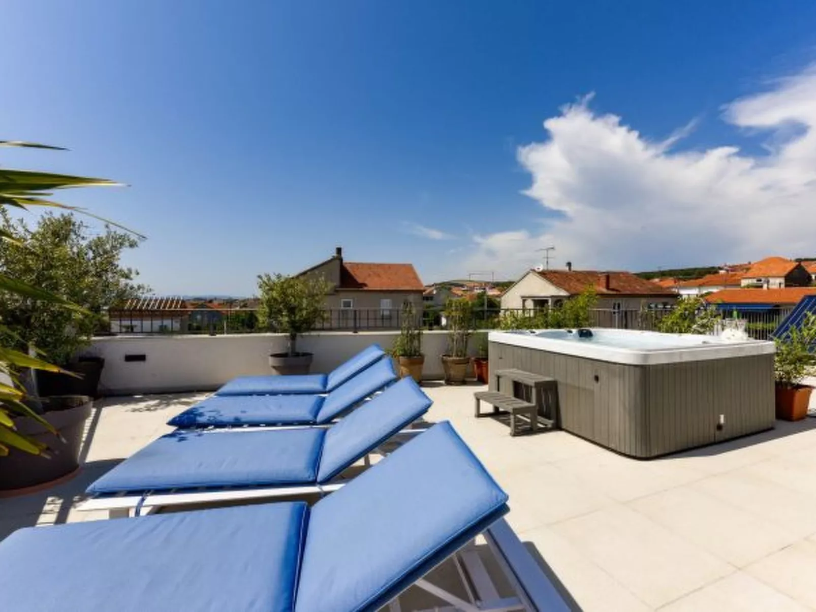 Villa Azzuro with jacuzzi and pool - Image-tags.info