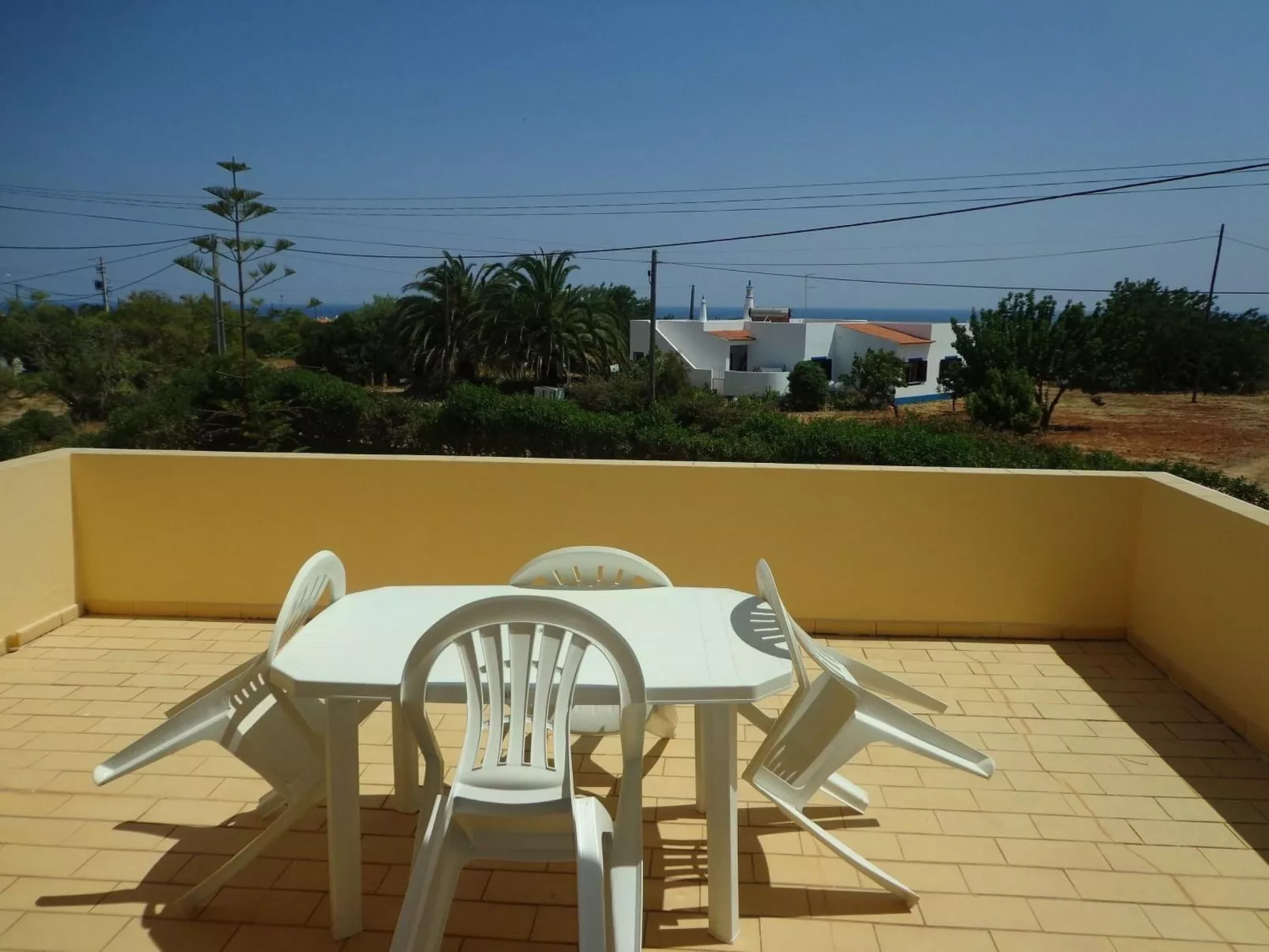 Mit Blick auf das Wasser - Outside