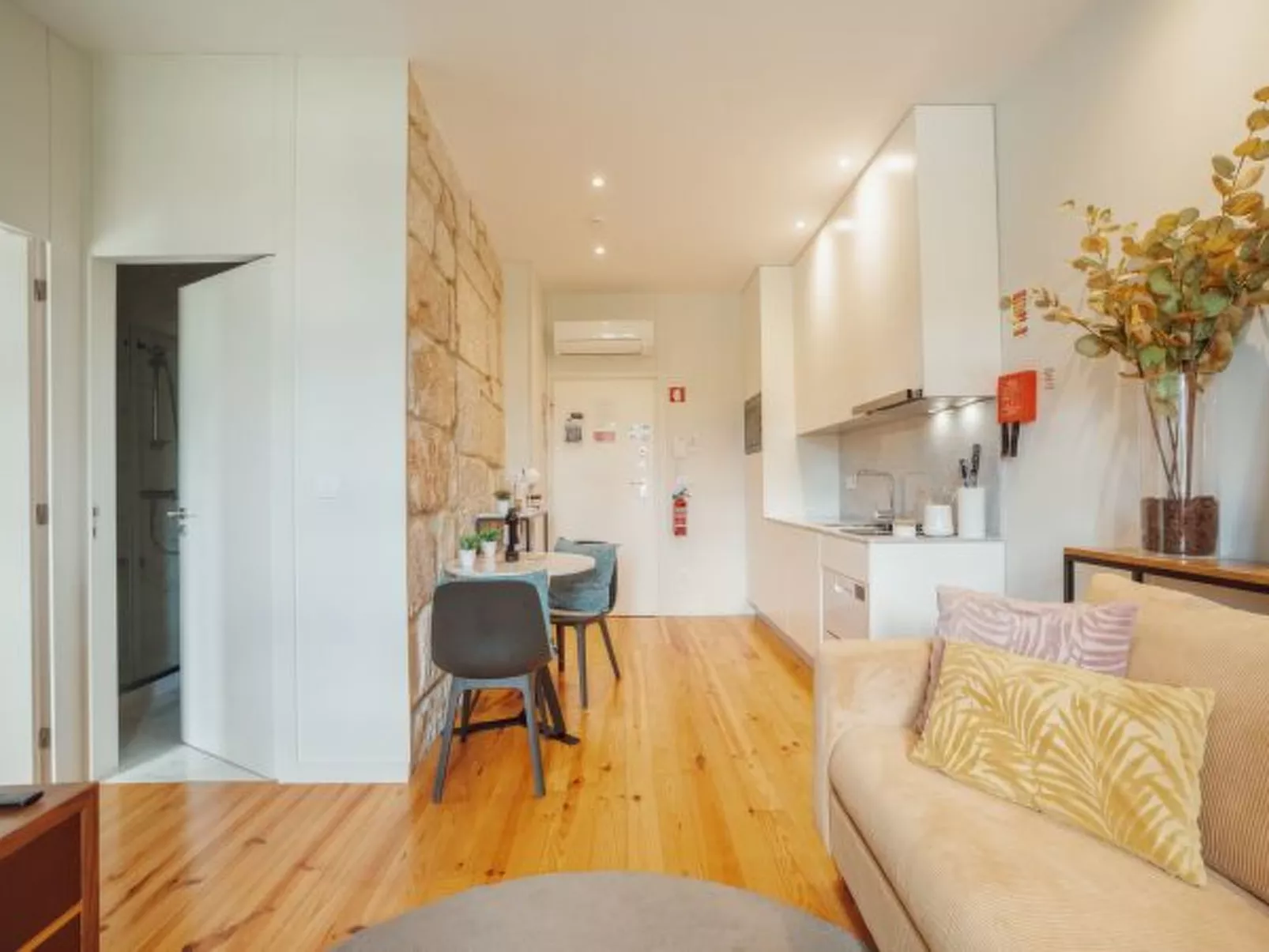 OPORTO POOL APARTMENT by VACATIONY - Inside