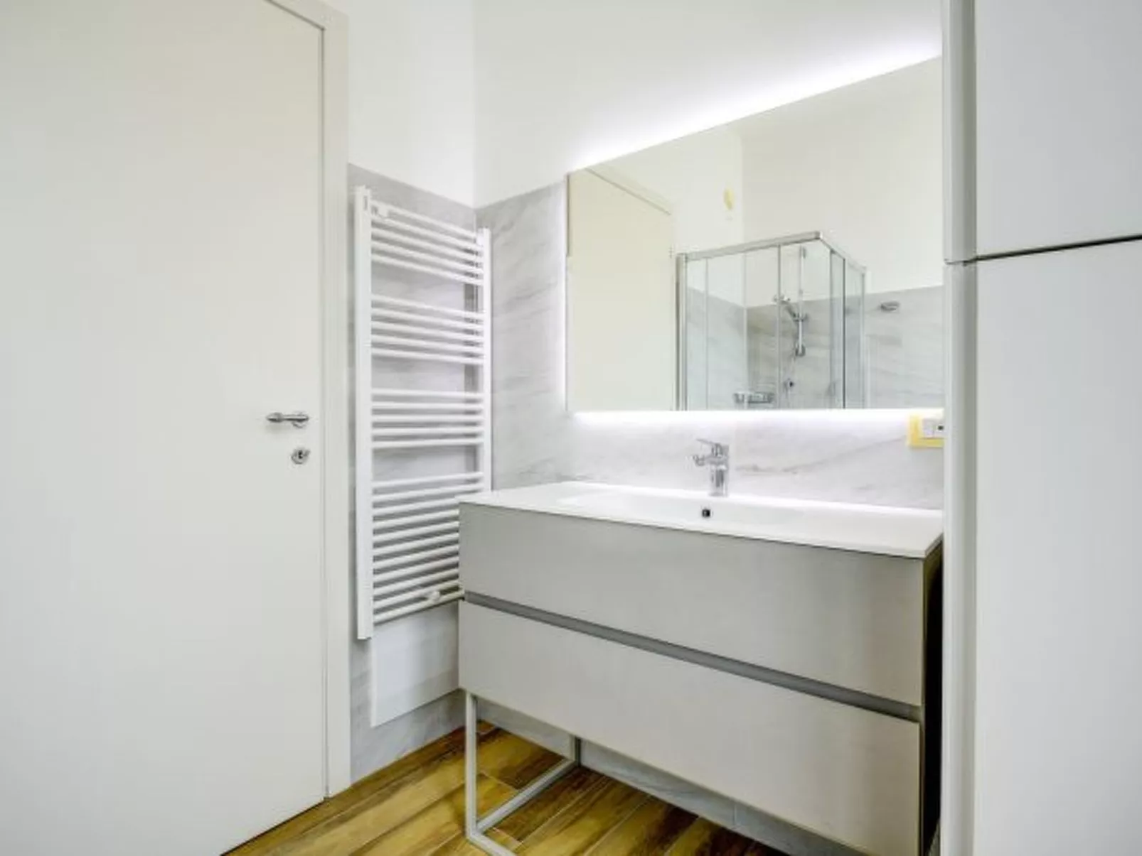 Desenzanoloft Palazzo Visconti-Collo Lungo Giallo - Image-tags.info