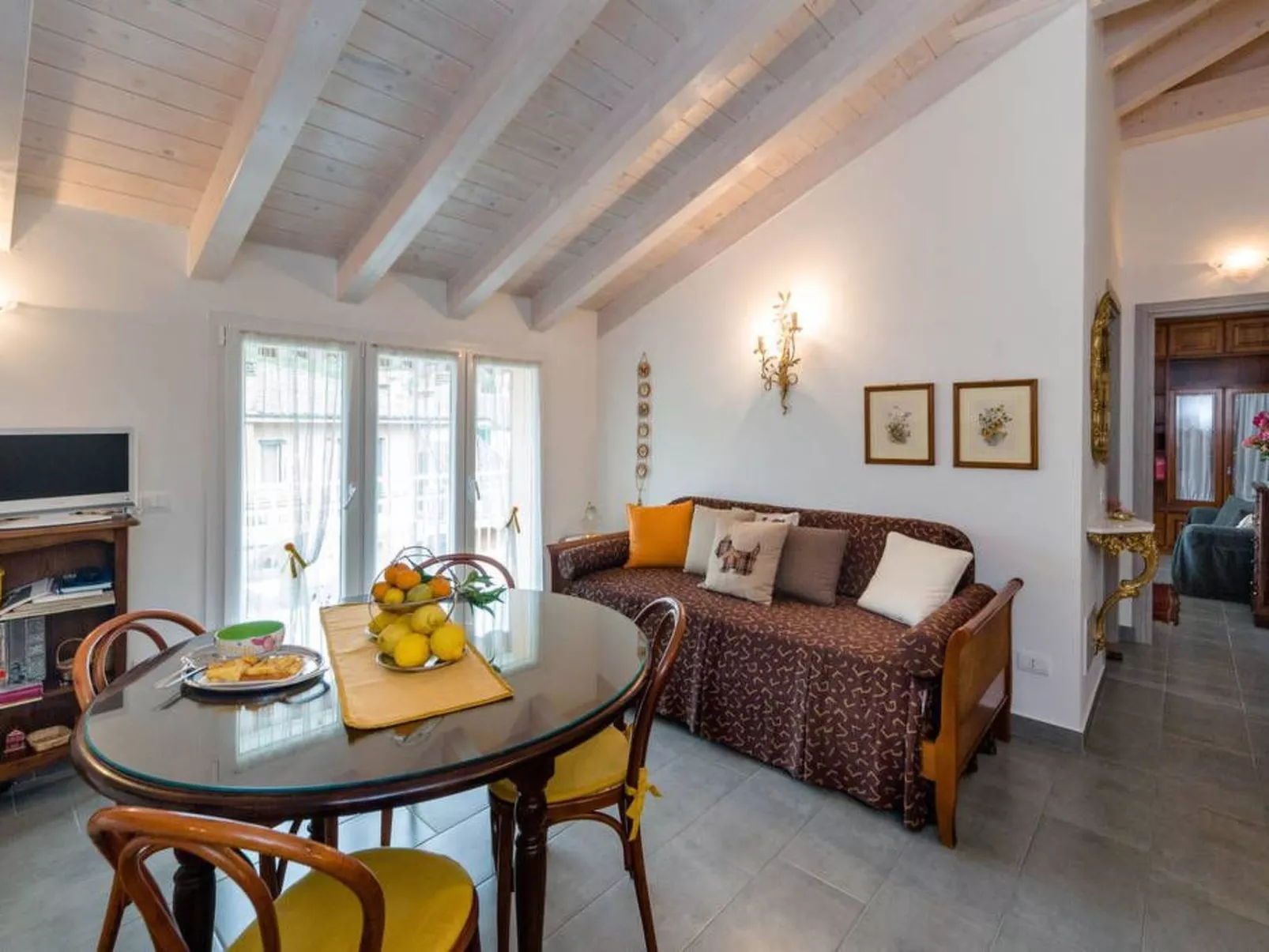 Ferienzimmer 'Mansarda Lina' mit Terrasse - Dedans