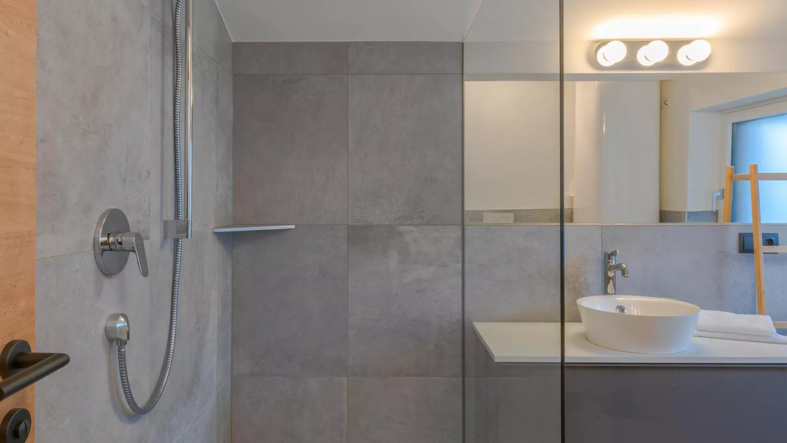 Tirolee Marchegg 2 OG Top 4-Bathroom