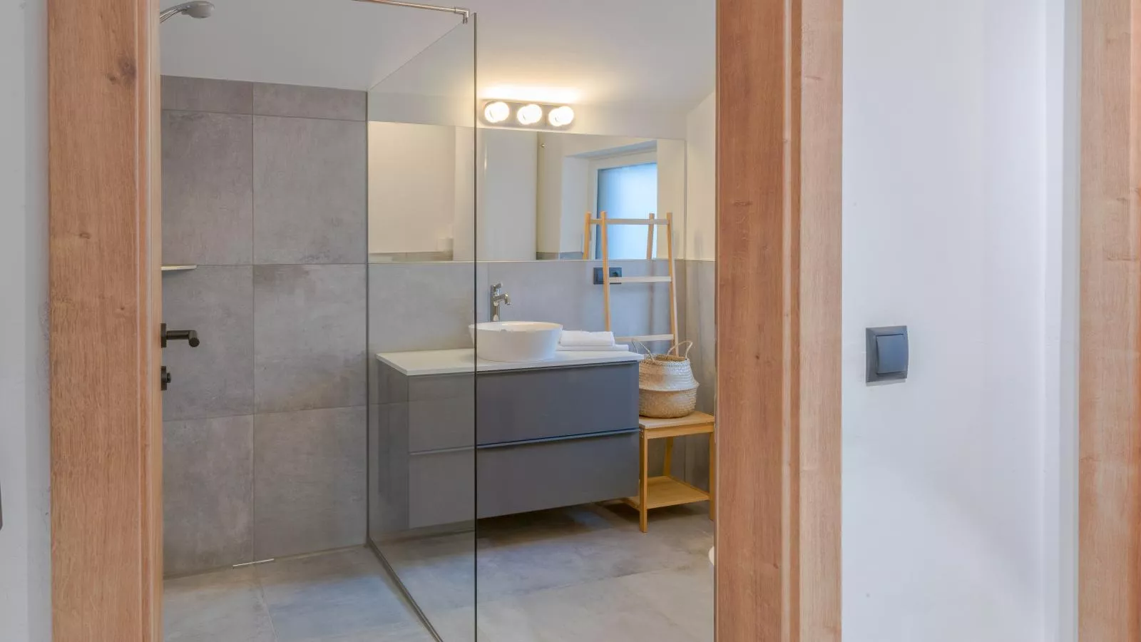 Tirolee Marchegg 2 OG Top 4-Bathroom