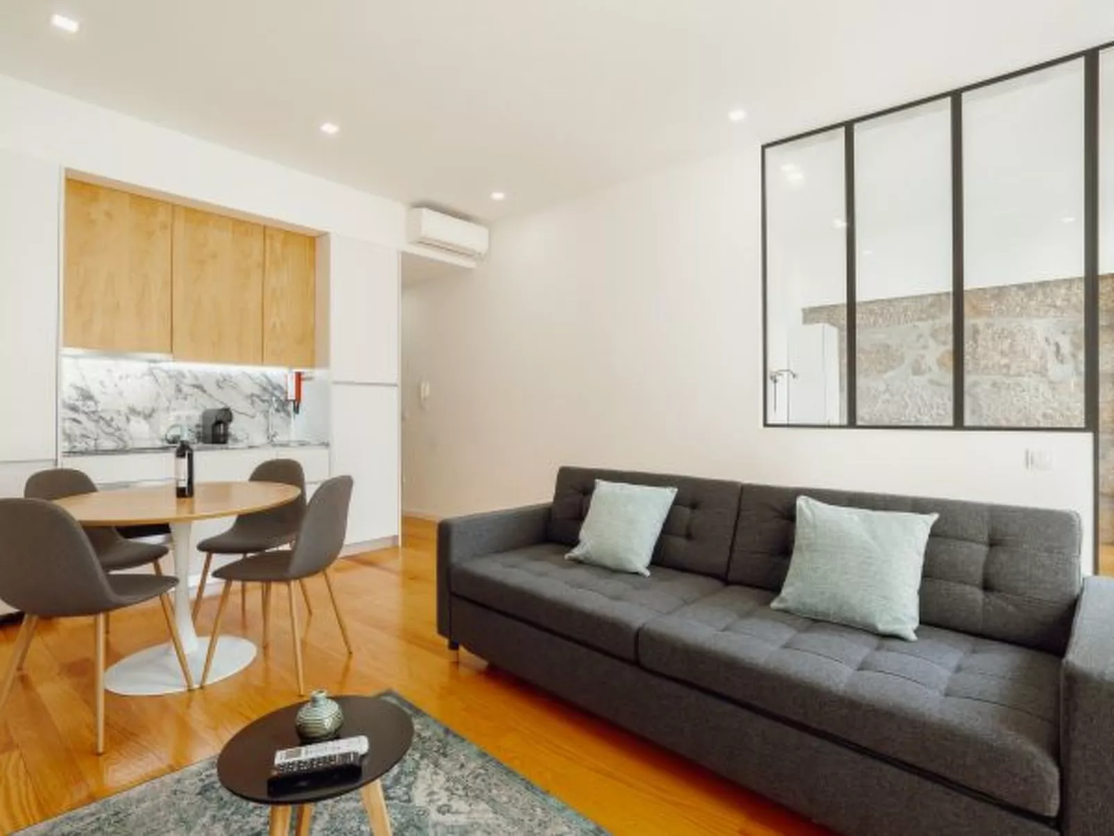 COURTYARD OPORTO DESIGN APARTMENT C WITH TERRACE - Inside