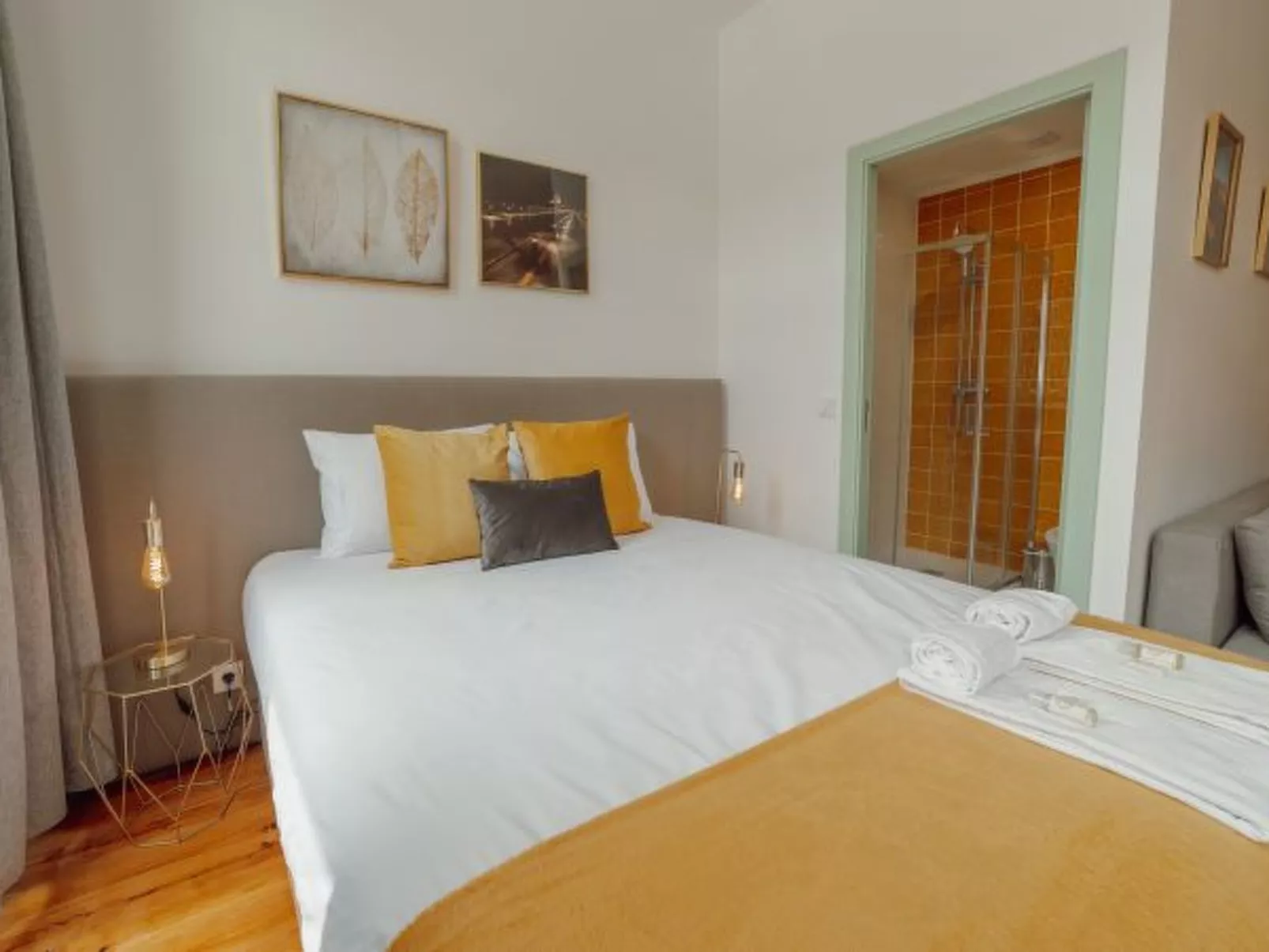 DOWNTOWN SUITE C by VACATIONY - Drinnen