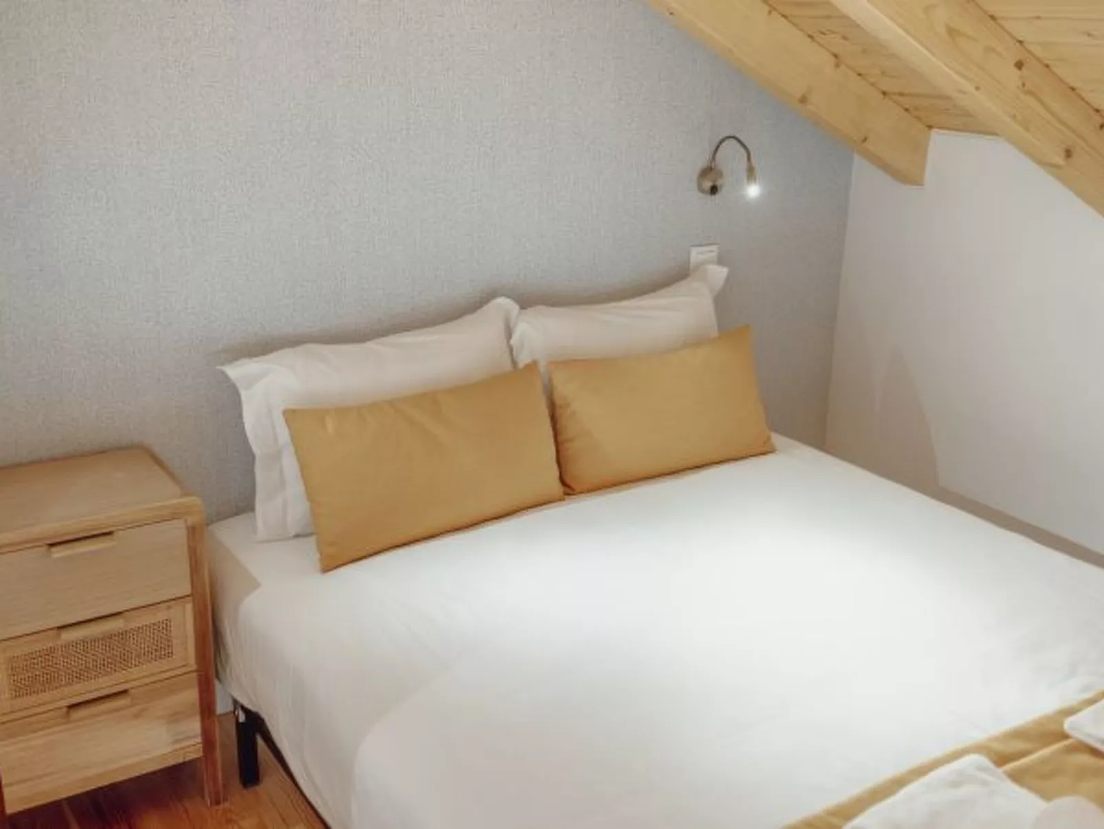 DOWNTOWN CLERIGOS with RIVER VIEW by VACATIONY - Inside