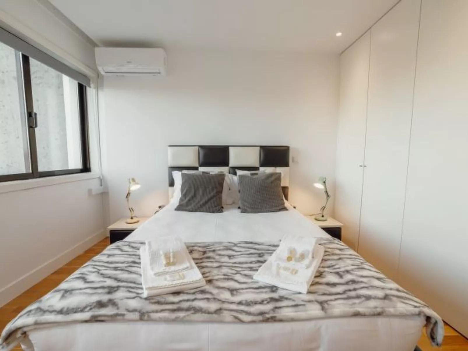 DOWNTOWN STYLISH APARTMENT & GARAGE by VACATIONY - Dedans