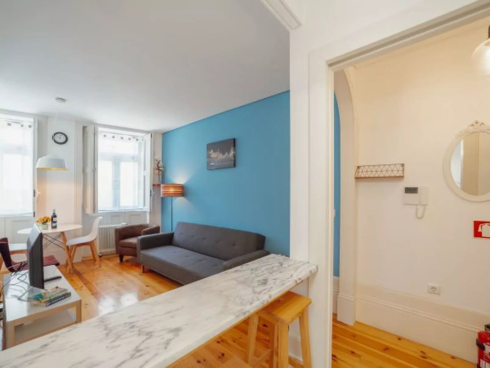 DOWNTOWN CHARMING by VACATIONY - Inside