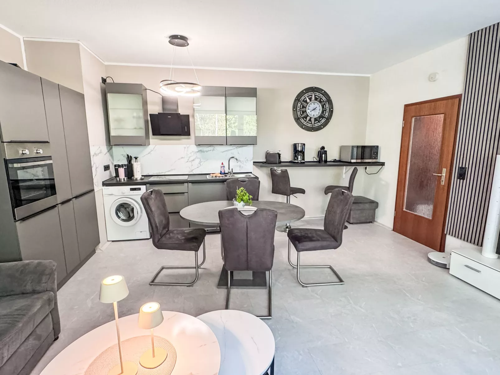 Glowe (GLW655) - Inside