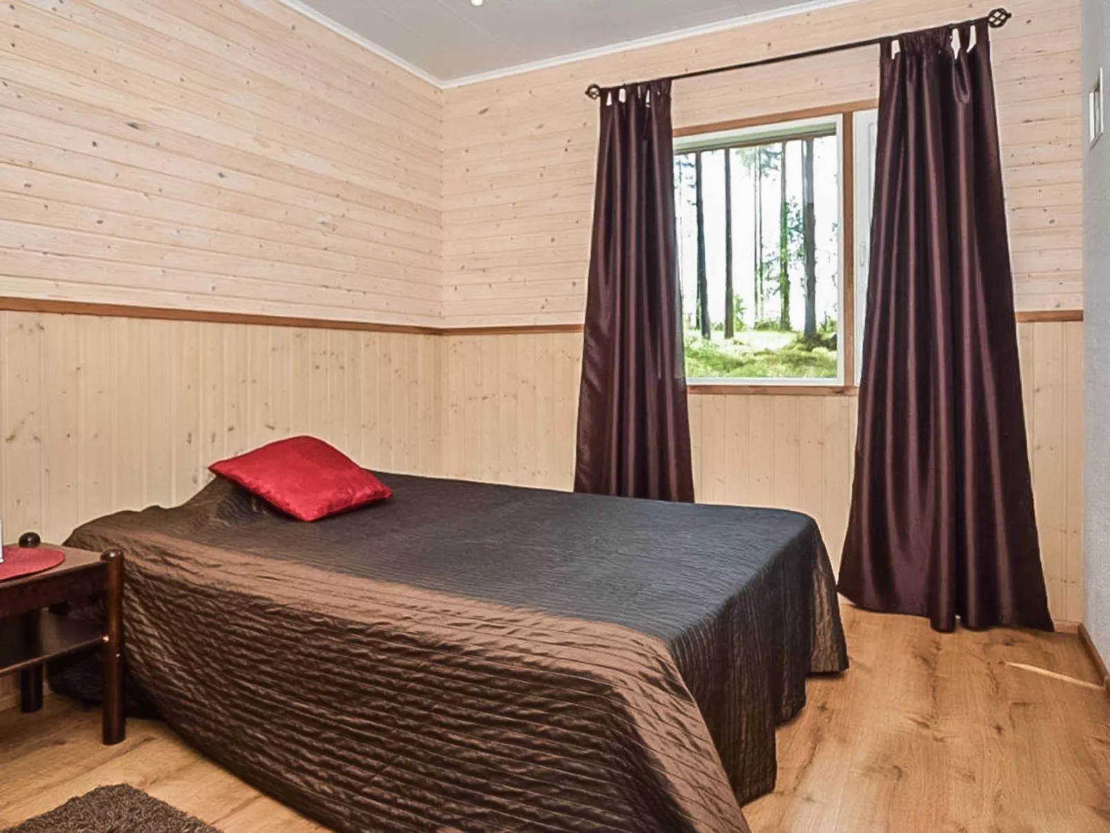 Lepovalkeinen - Drinnen