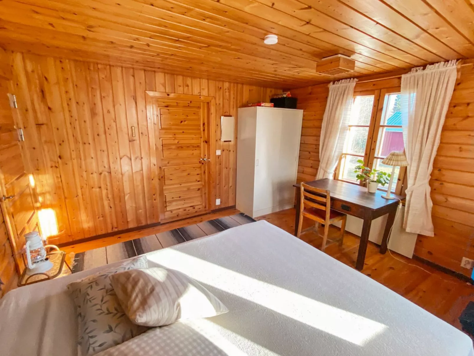 Laattajan hirsipirtti - Dedans