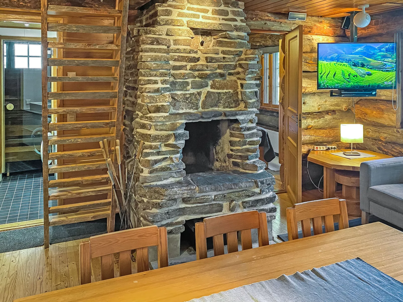 Kuusi-ruka 6 - Inside