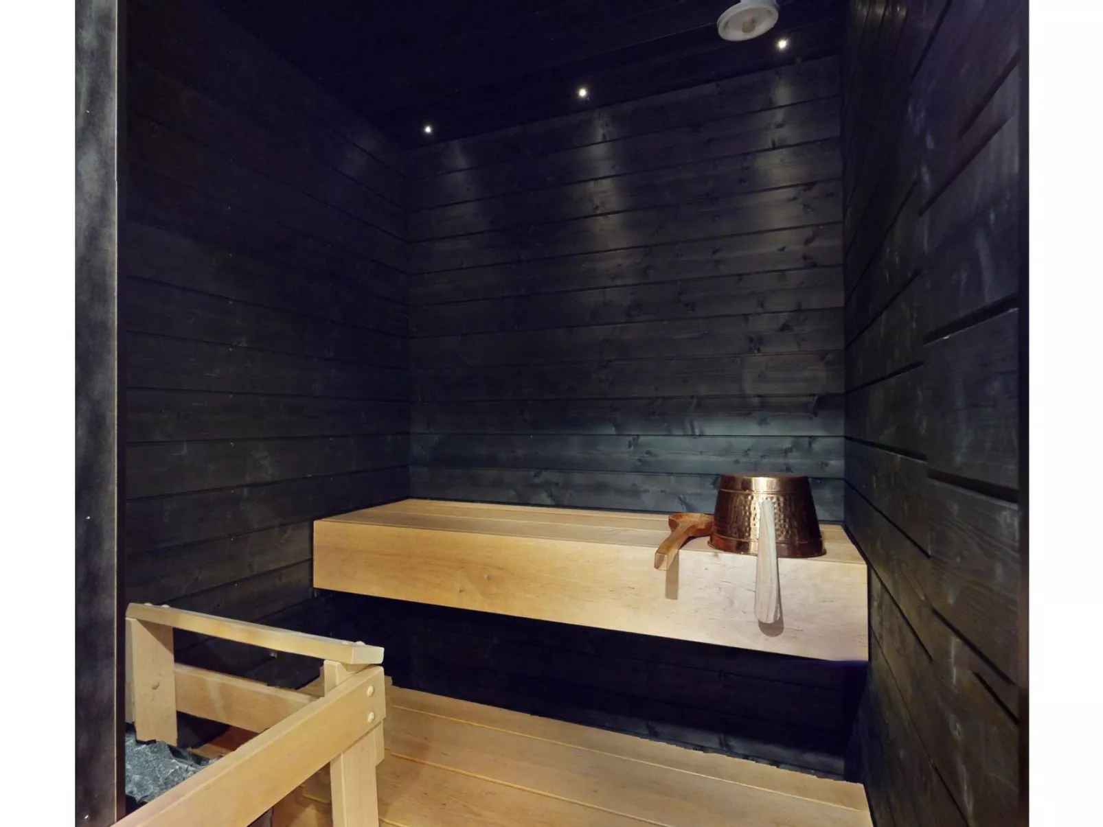 Röllimetsä d 11 - Drinnen