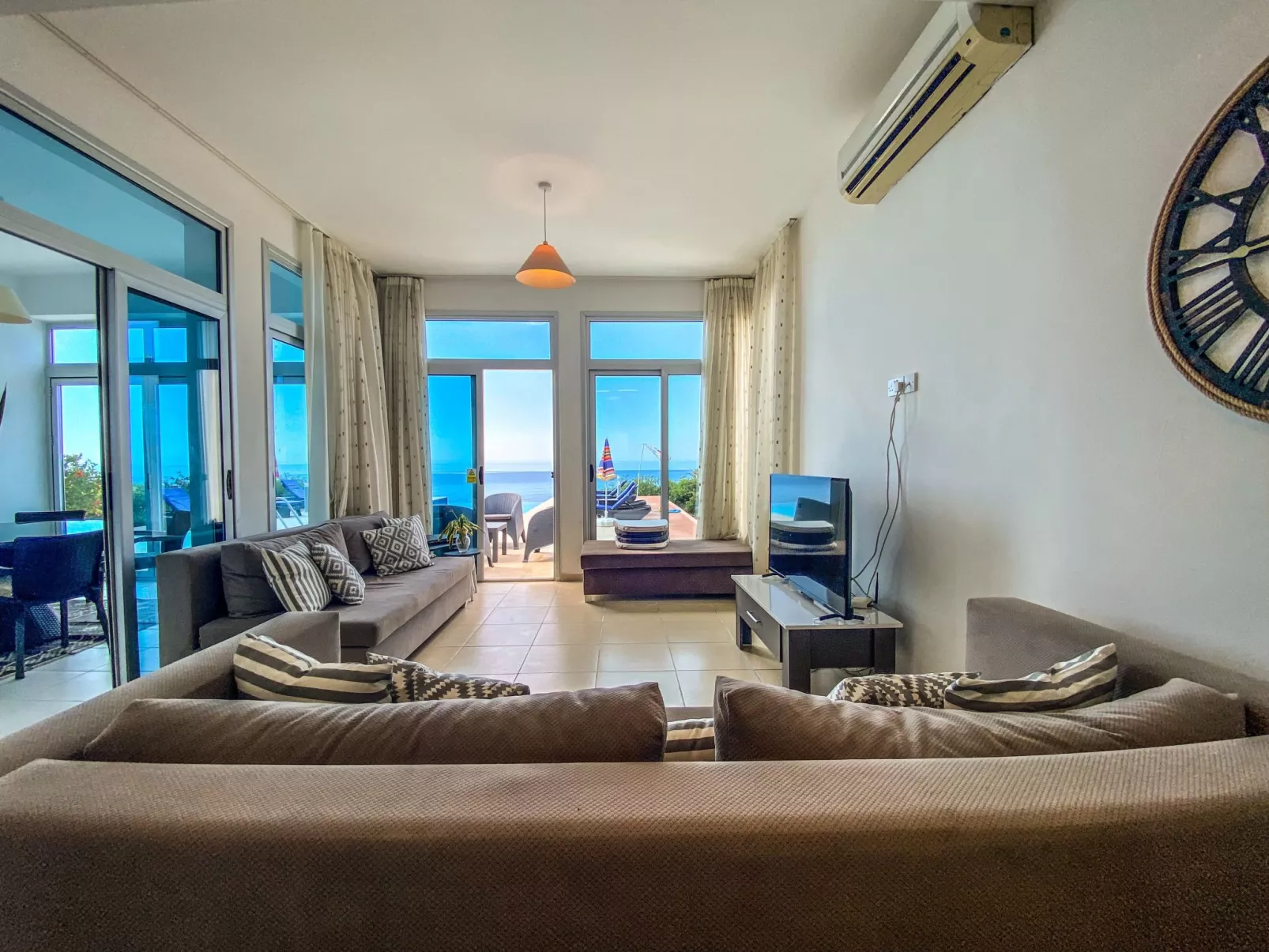 Ferienvilla mit Infinity Pool - Drinnen