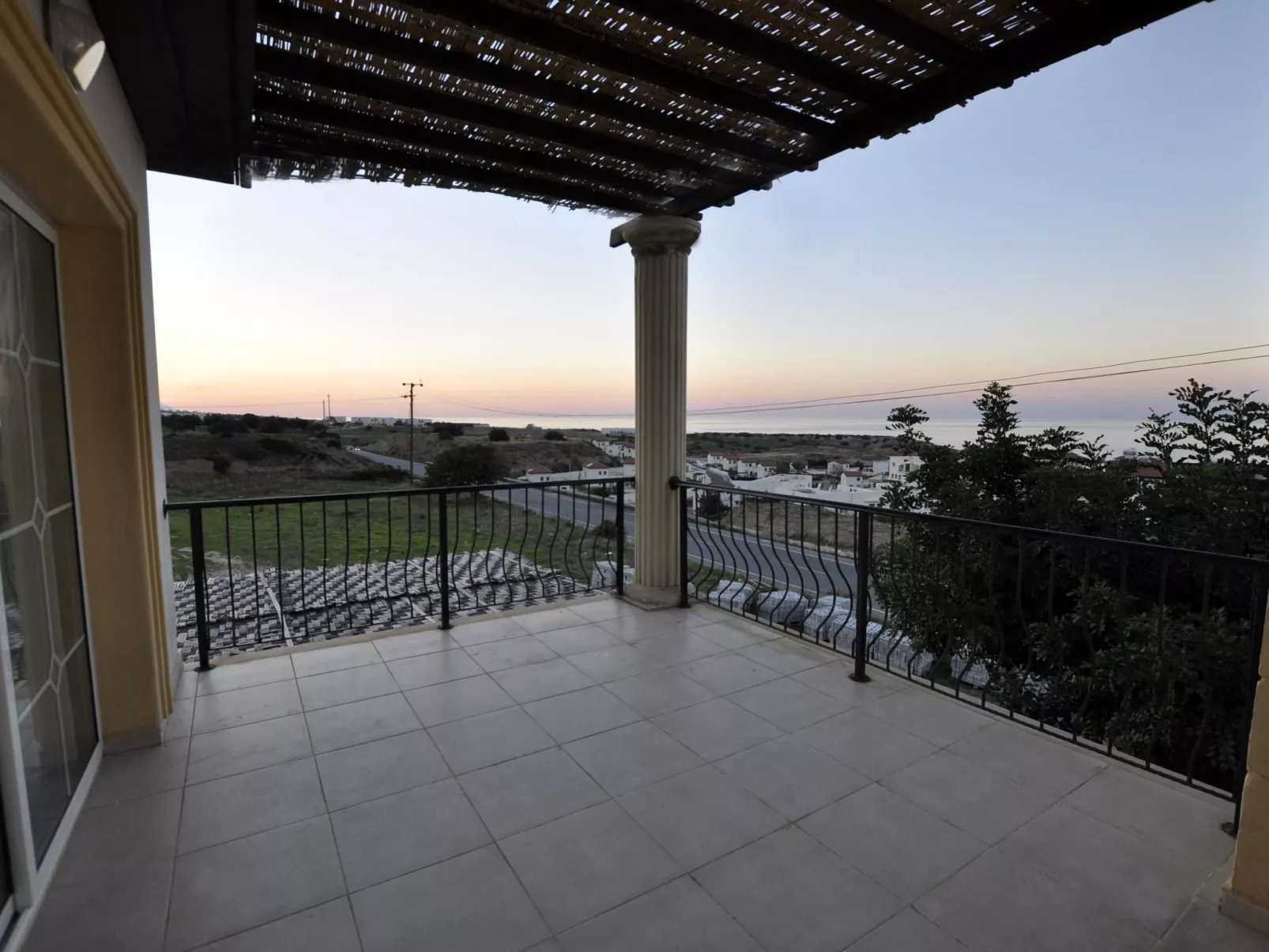 Ferienvilla mit Blick auf das Wasser - Draußen