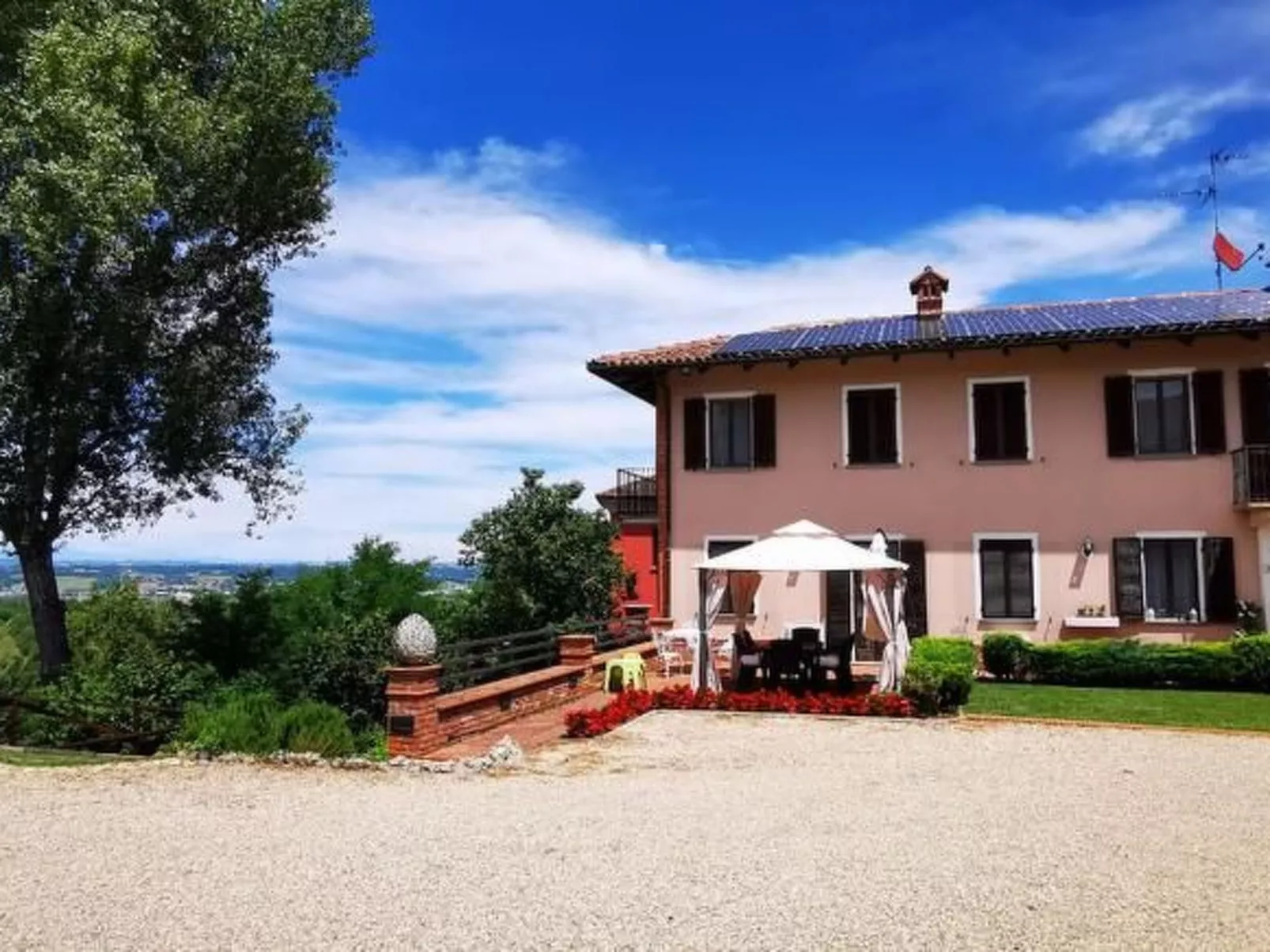 In Azzano D'asti mit Kleiner Terrasse - Image-tags.info