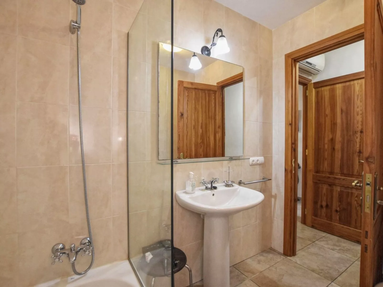 Schönes Landhaus mit Panoramablick auf die Berge - Dedans