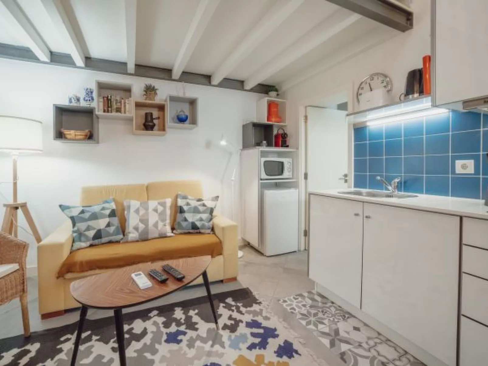 MEZZANINE STYLISH APARTMENT H by VACATIONY - Inside