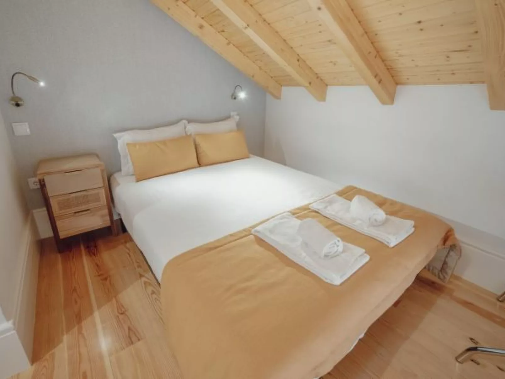 DOWNTOWN CLERIGOS with RIVER VIEW by VACATIONY - Inside