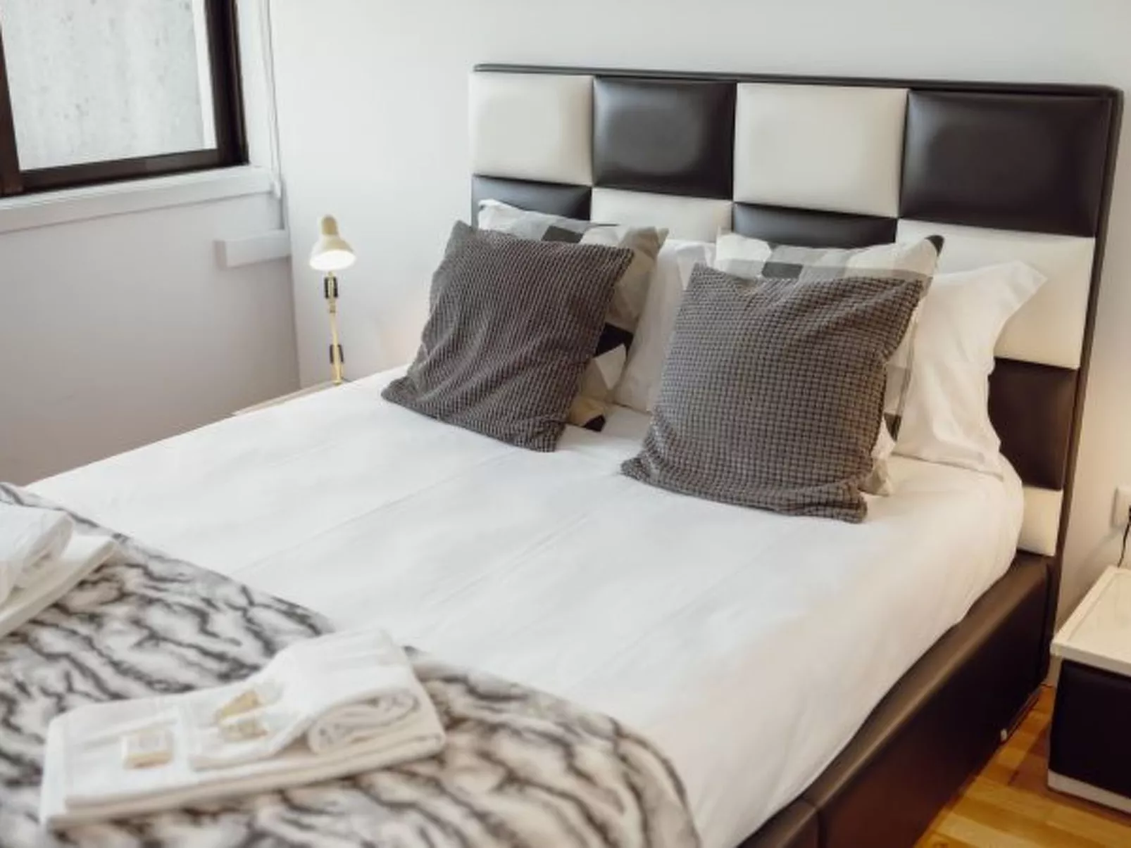 DOWNTOWN STYLISH APARTMENT & GARAGE by VACATIONY - Dedans