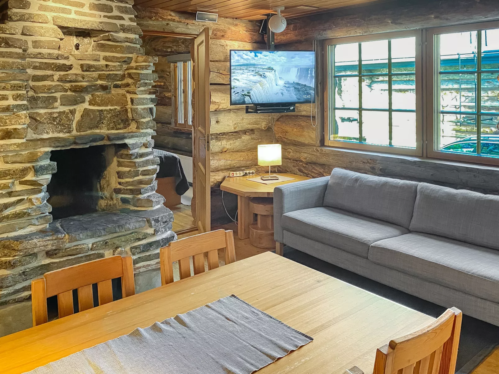 Kuusi-ruka 6 - Inside