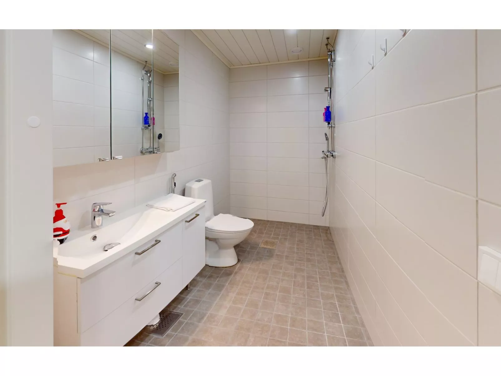 Röllimetsä d 11 - Drinnen