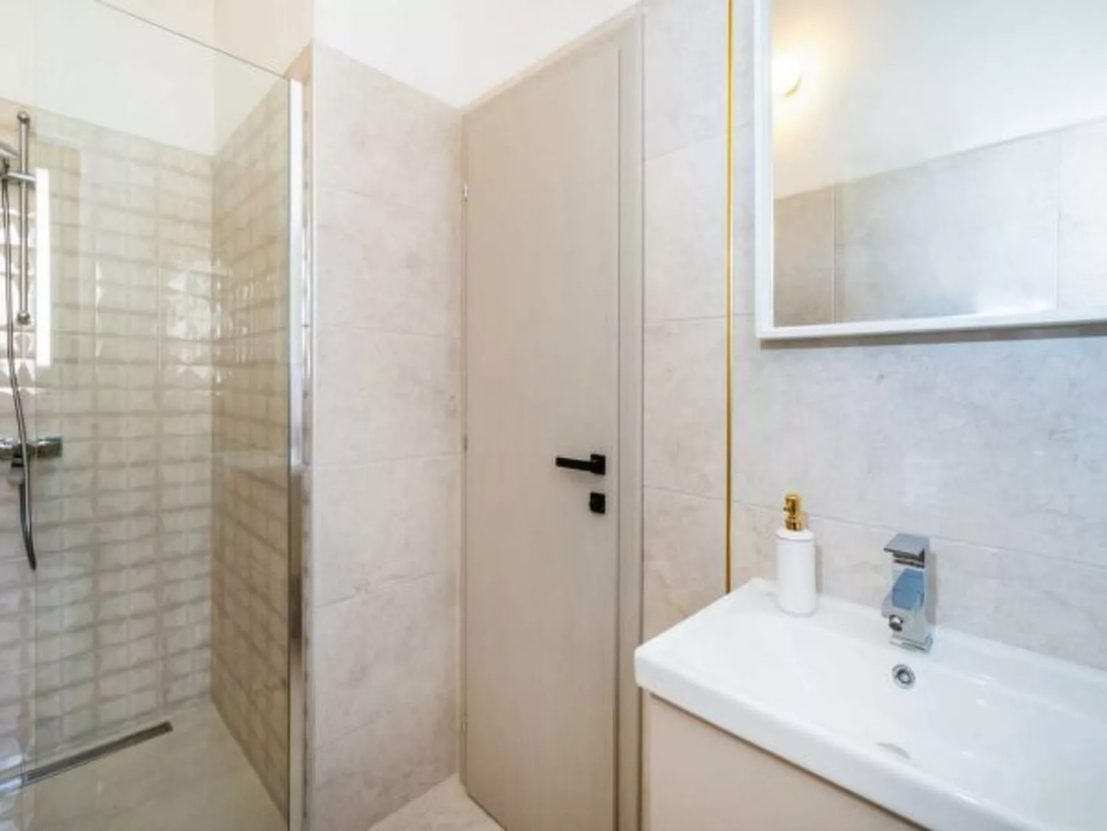 Villa Magale with a pool - Image-tags.info