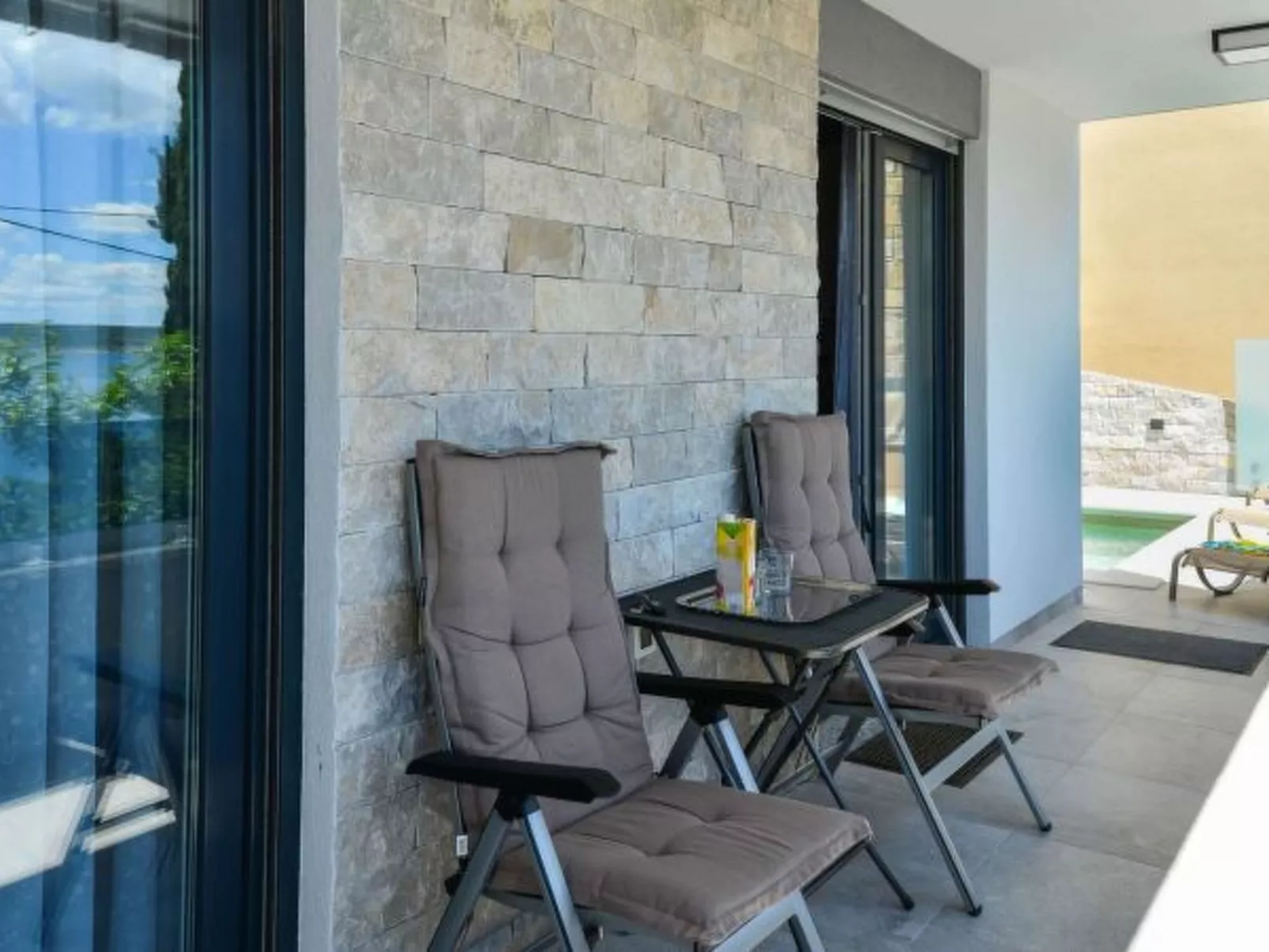 Modern Villa Futura with pool - Draußen