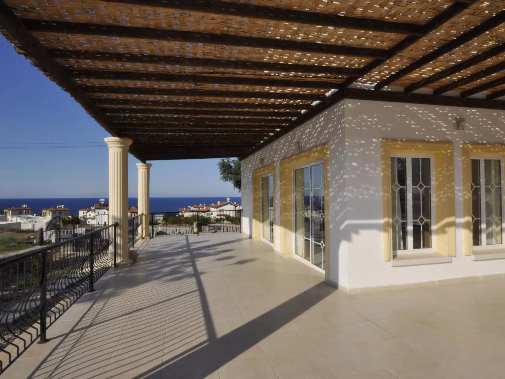 Ferienvilla mit Blick auf das Wasser - Draußen