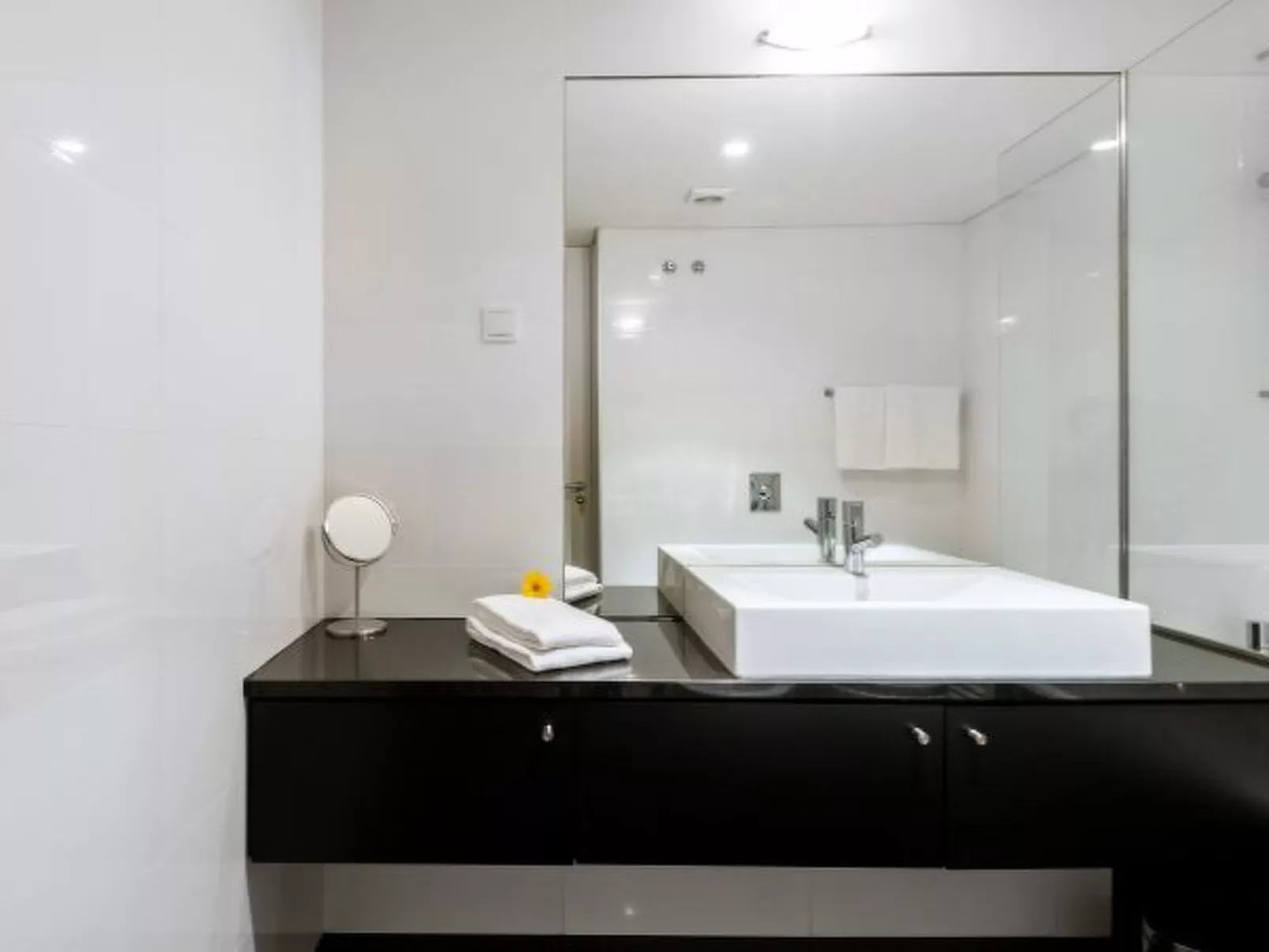 L'Orangerie - Inside