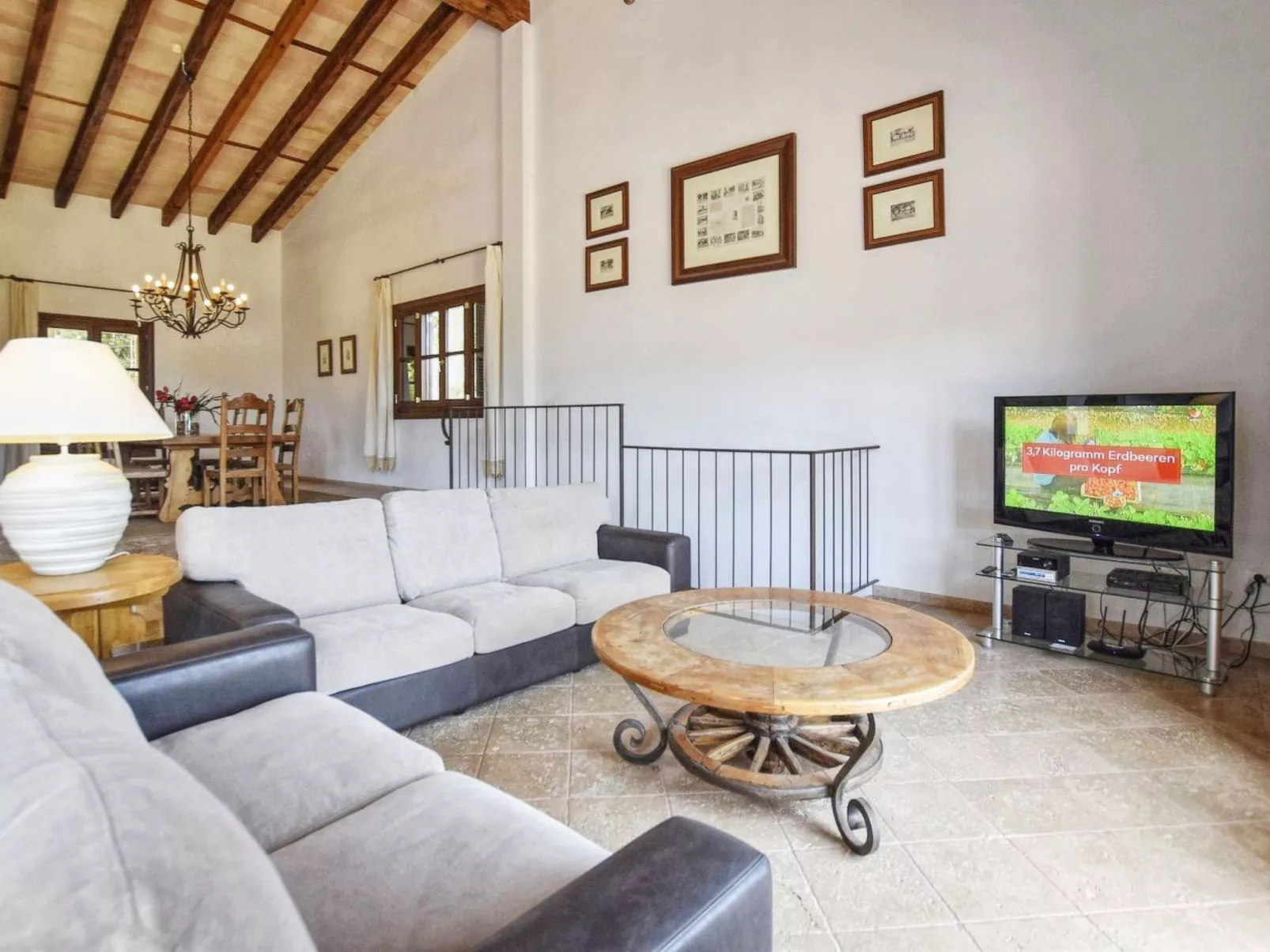 Ferienvilla mit Garten, Grill und Terrasse - Drinnen