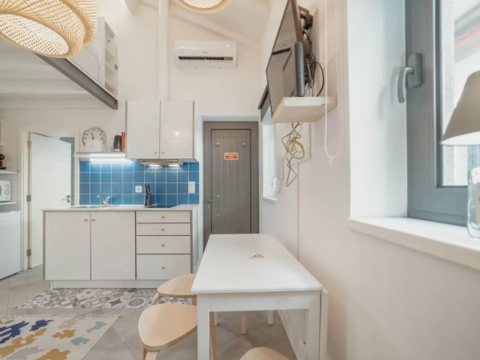 MEZZANINE STYLISH APARTMENT H by VACATIONY - Inside