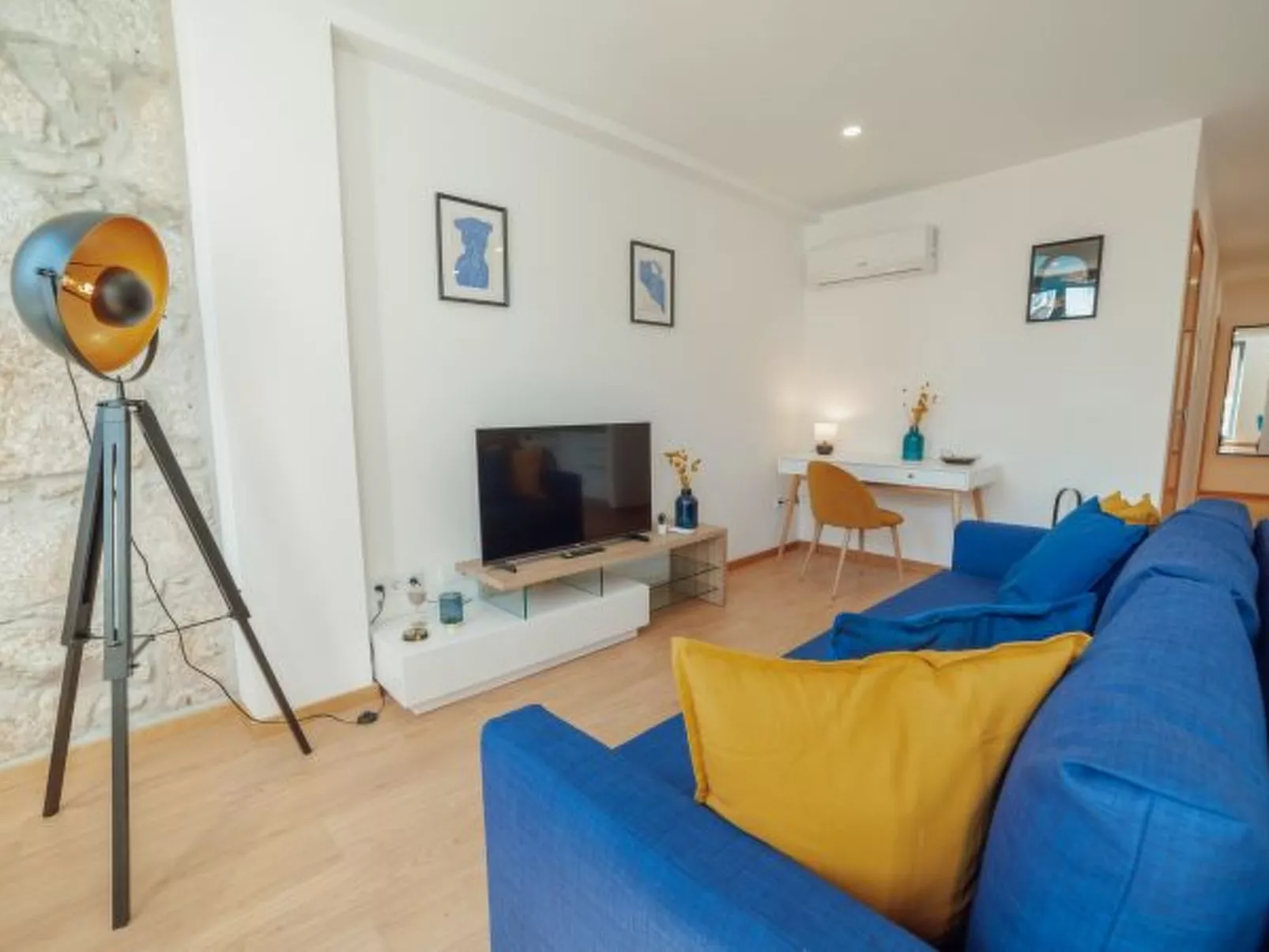 MODERN & STYLISH APARTMENT I by VACATIONY - Inside