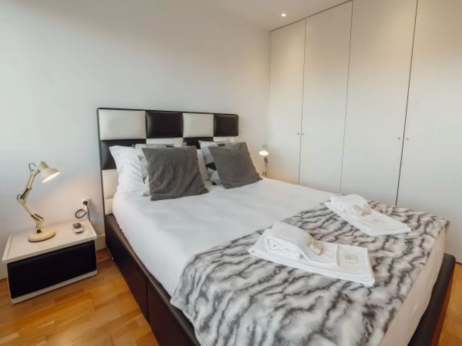 DOWNTOWN STYLISH APARTMENT & GARAGE by VACATIONY - Dedans