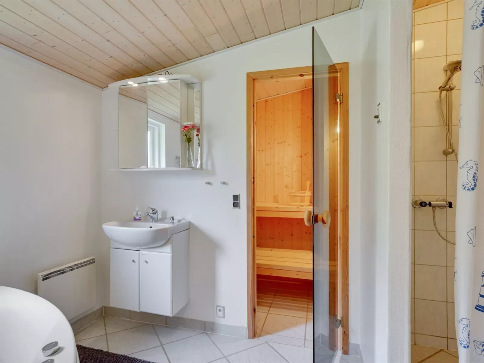 "Alvi" - 400m to the fjord - Drinnen