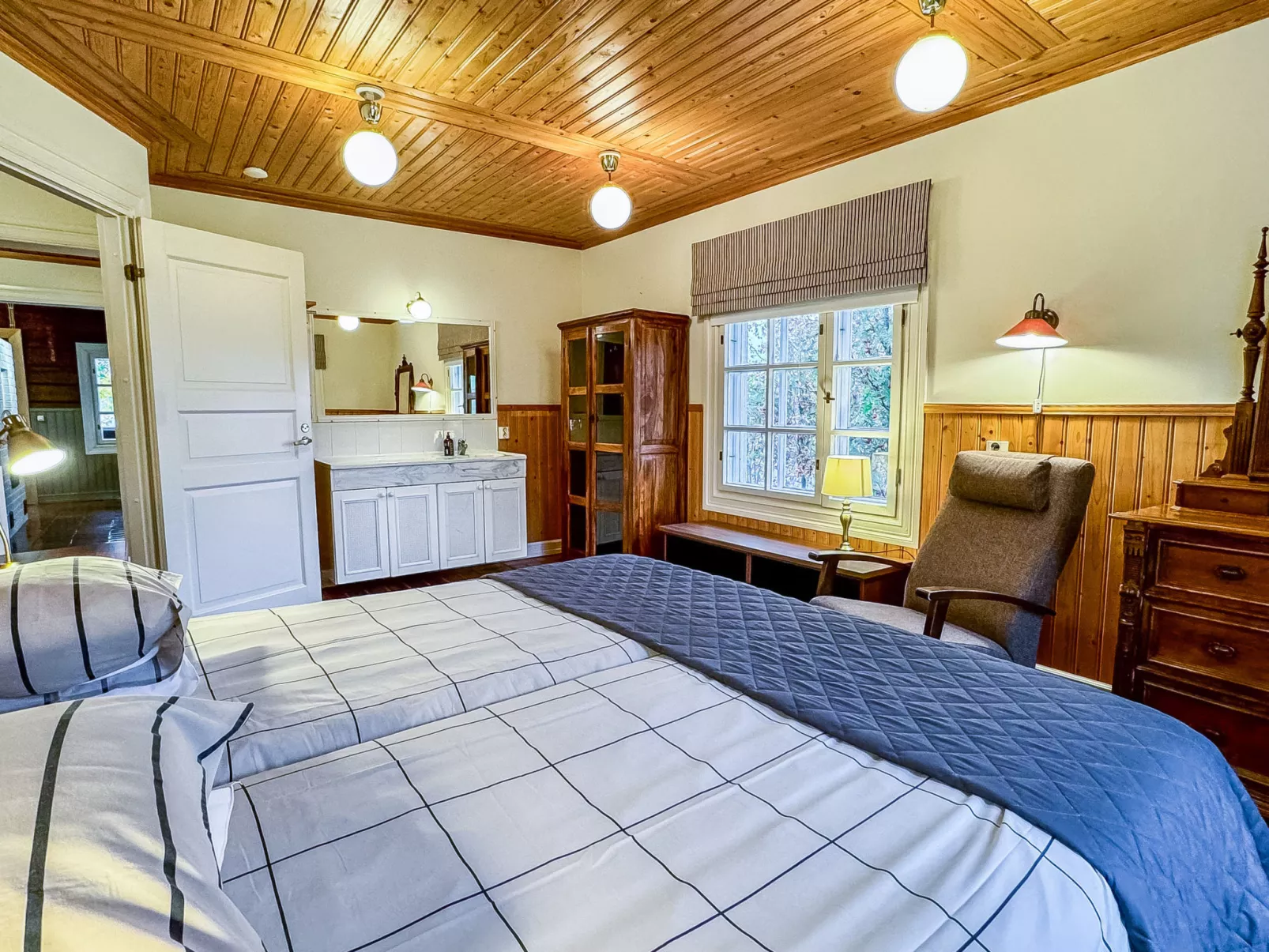 Peltosirkku - Inside