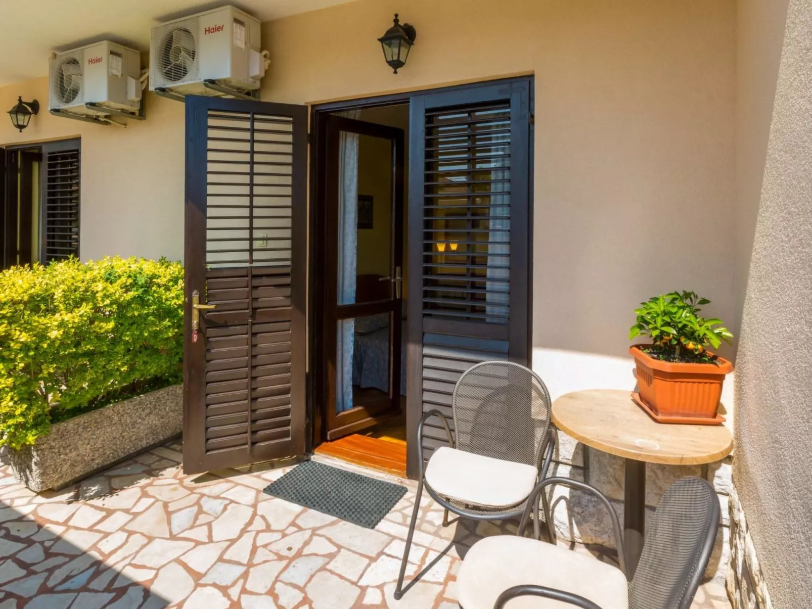 IVANKA 1 / HR-02419-01 - Drinnen