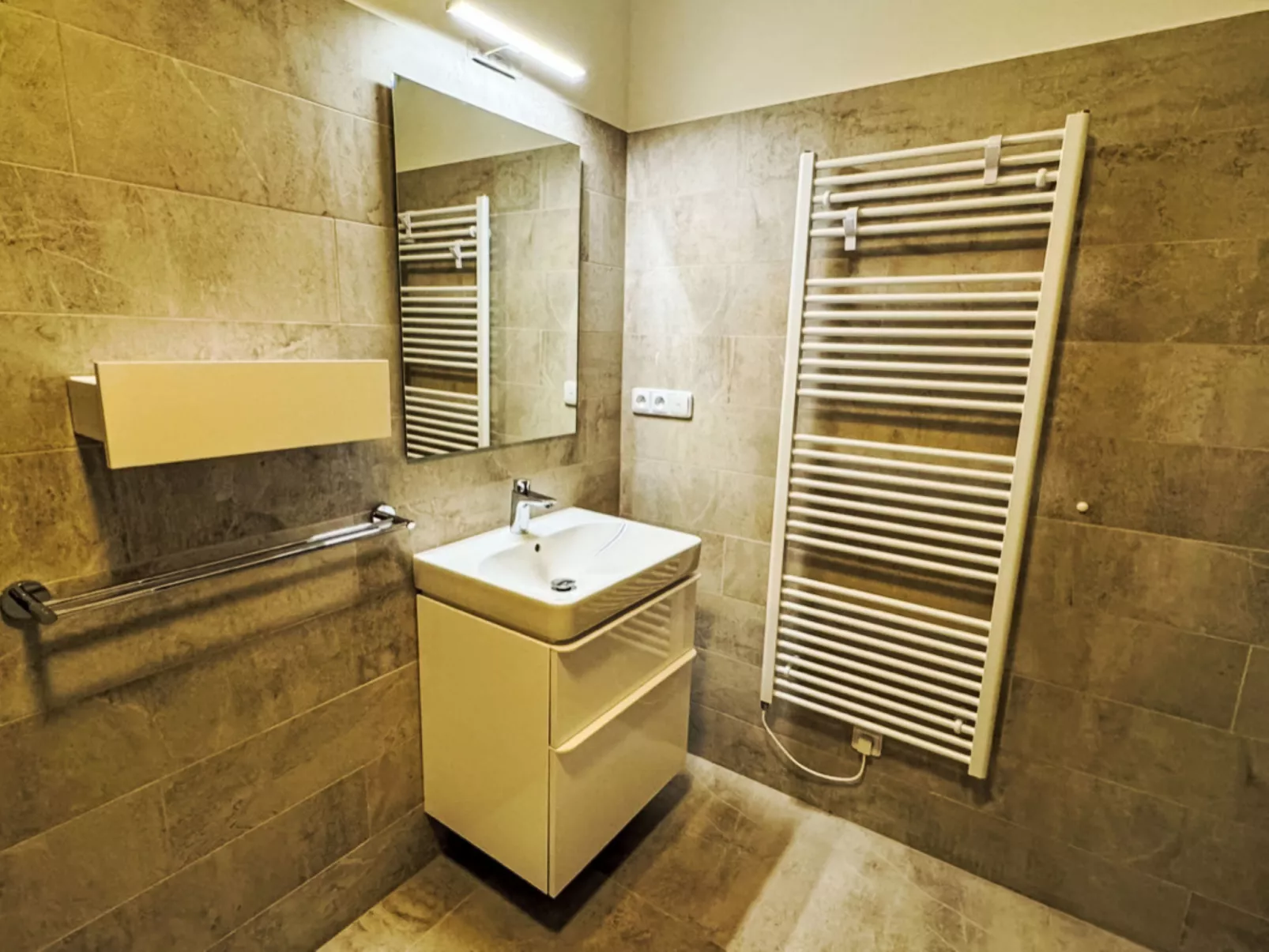 Ground Oasis with Terrace - Inside