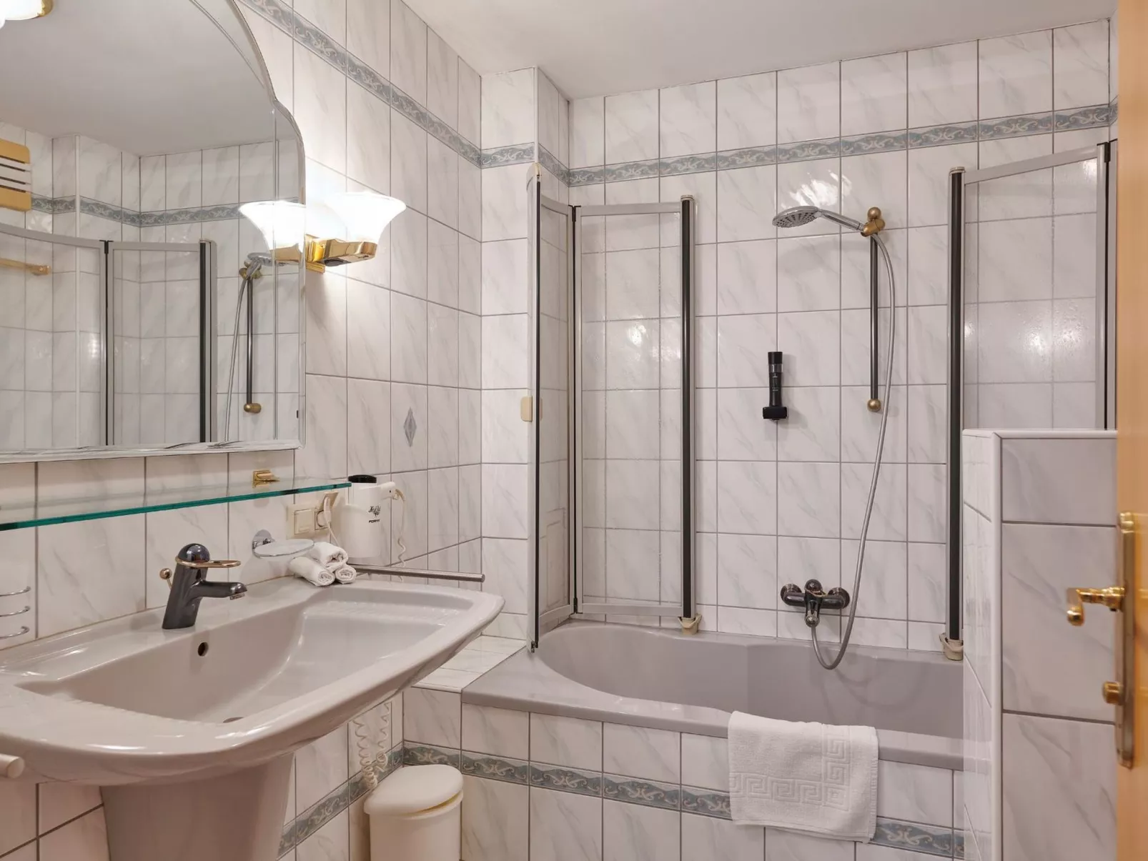 DAS BURGENNEST - Drinnen