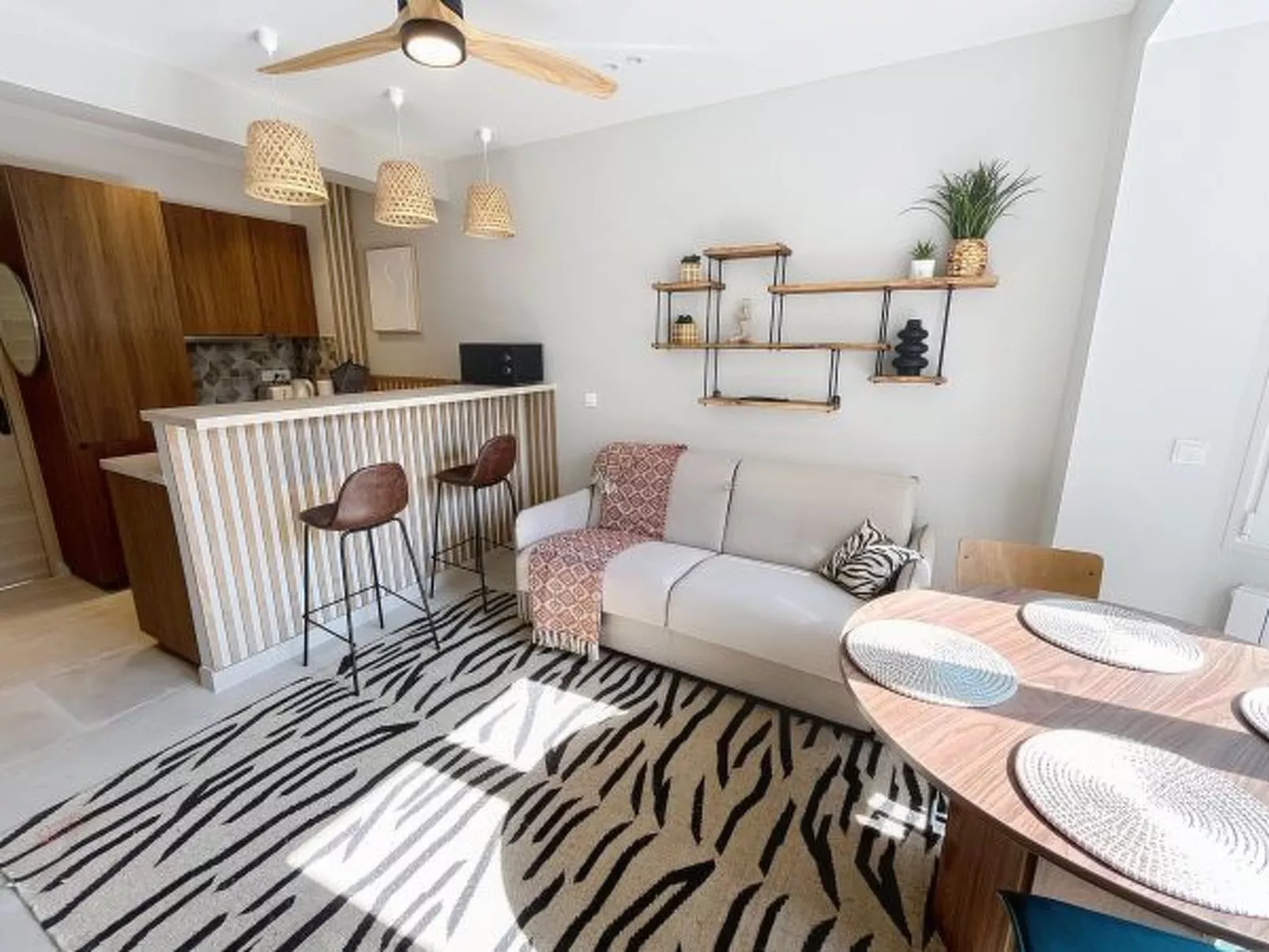 Lovely 1 bedroom Pasteur  246 - Image-tags.info