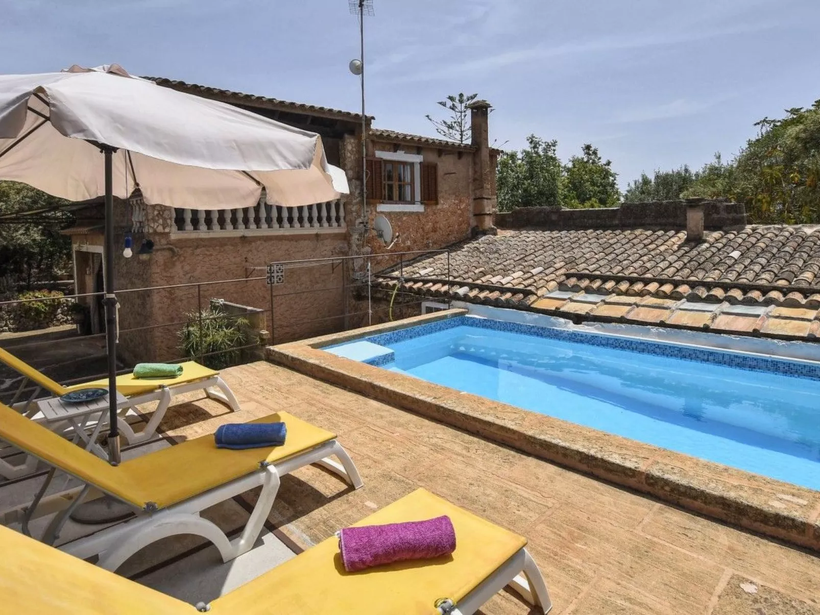 MONTSERRAT  ( SON PERETO ) - Draußen