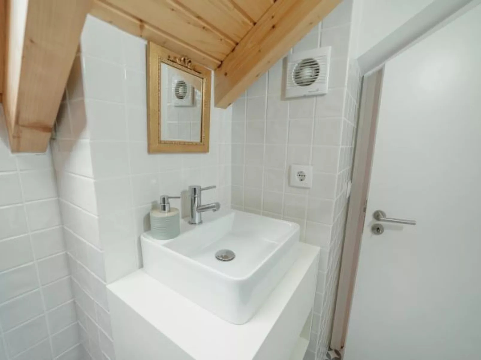 DOWNTOWN CLERIGOS with RIVER VIEW by VACATIONY - Inside