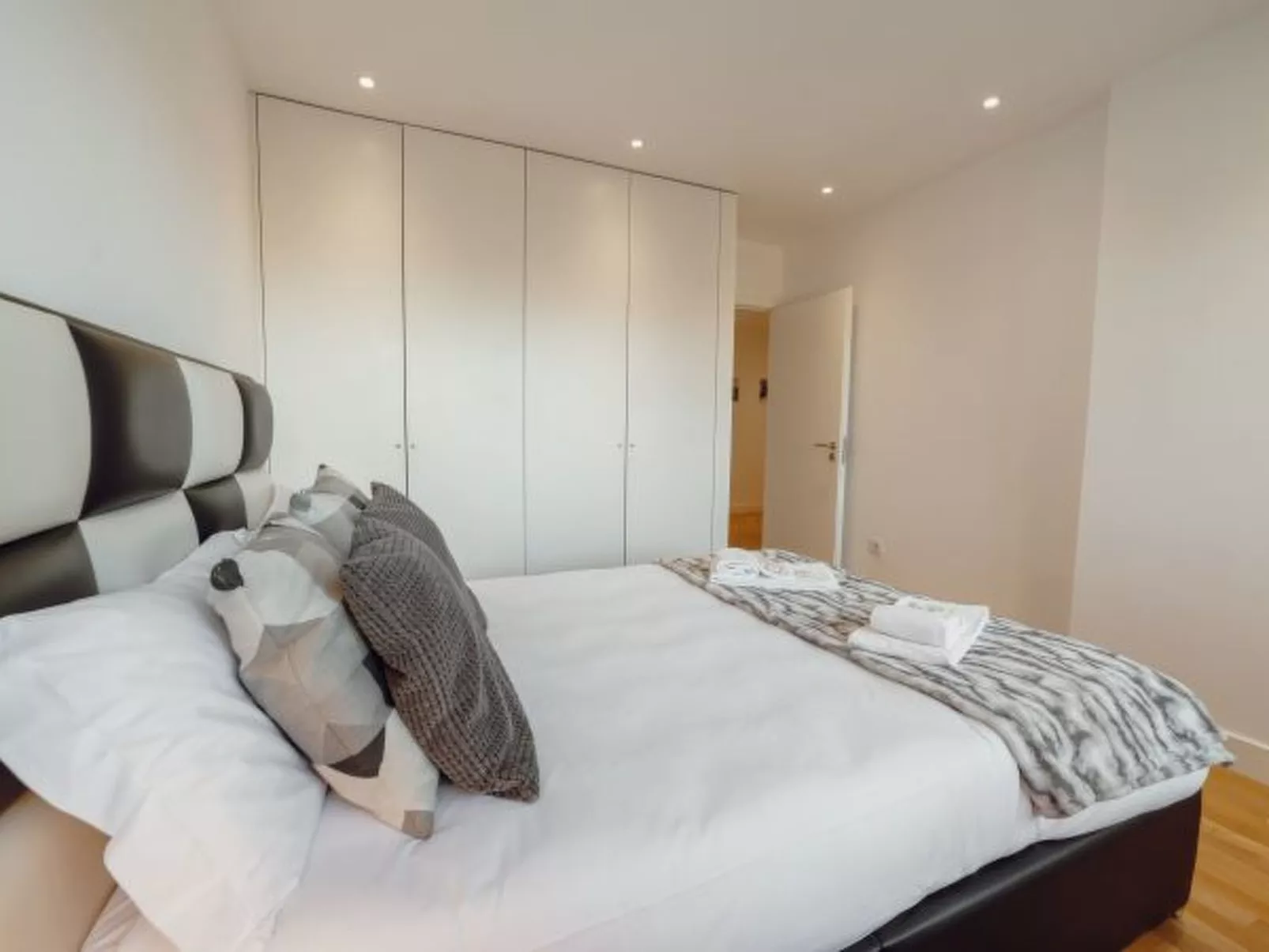 DOWNTOWN STYLISH APARTMENT & GARAGE by VACATIONY - Dedans