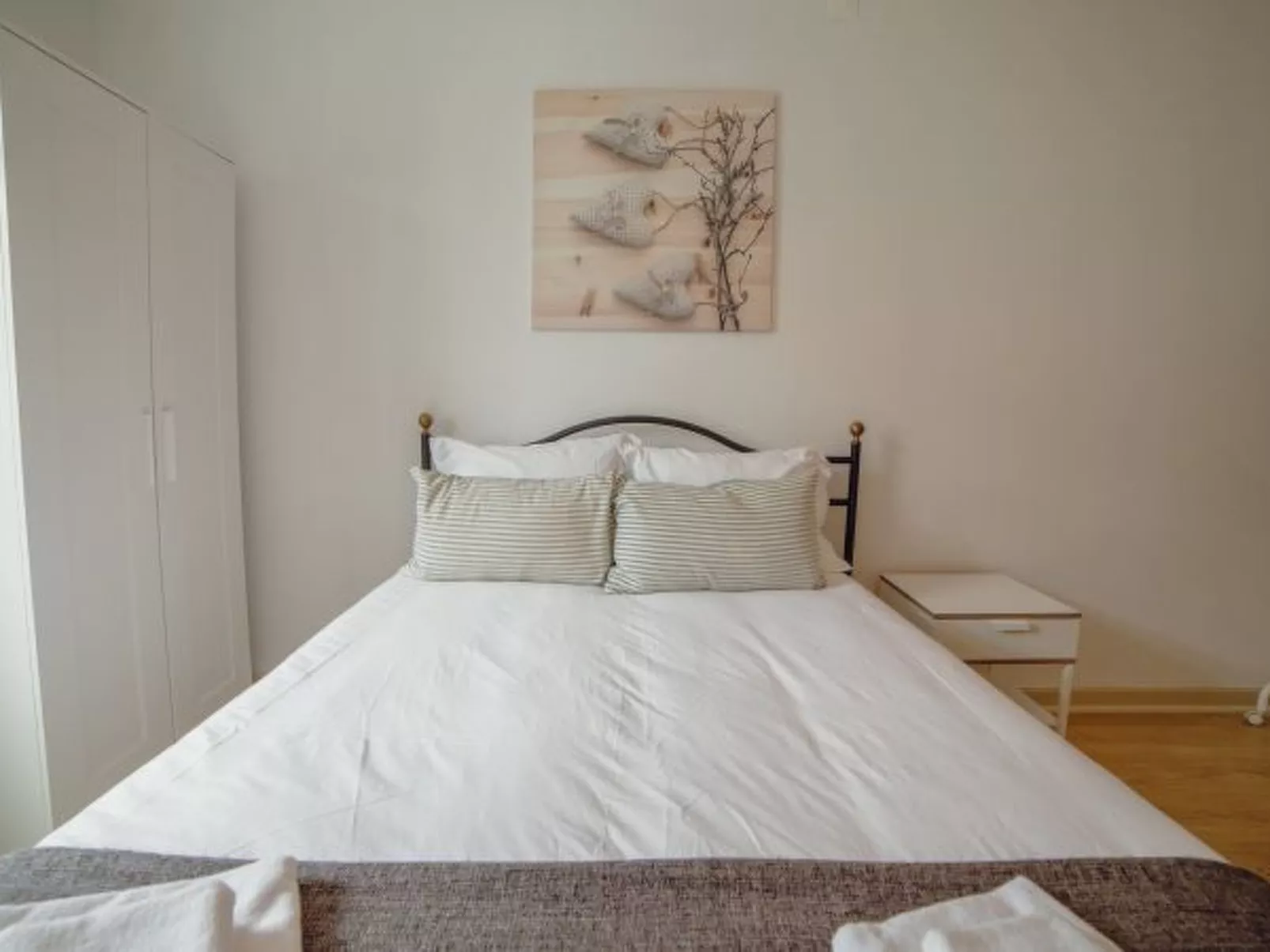 ALEGRIA CITY CENTER with ELEVATOR by VACATIONY - Inside