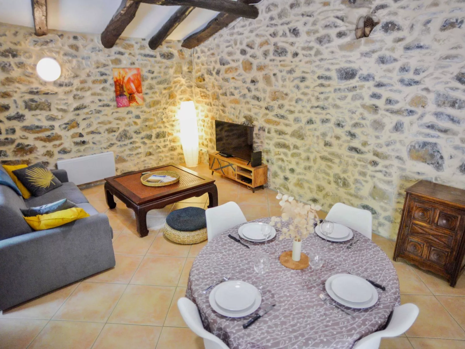 "Gîte La Calade" mit Pool - Drinnen