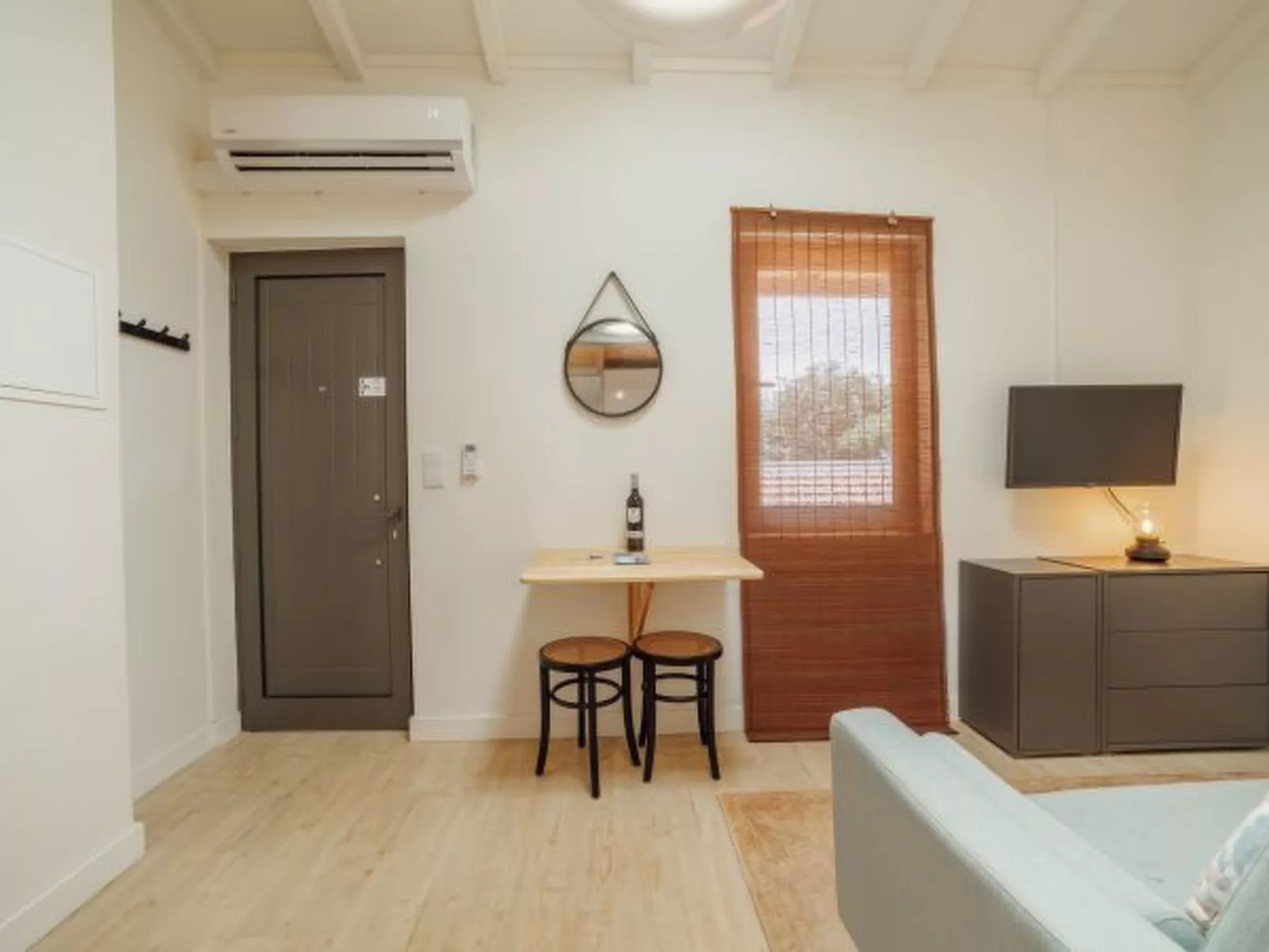 MEZZANINE STYLISH APARTMENT Q by VACATIONY - Inside