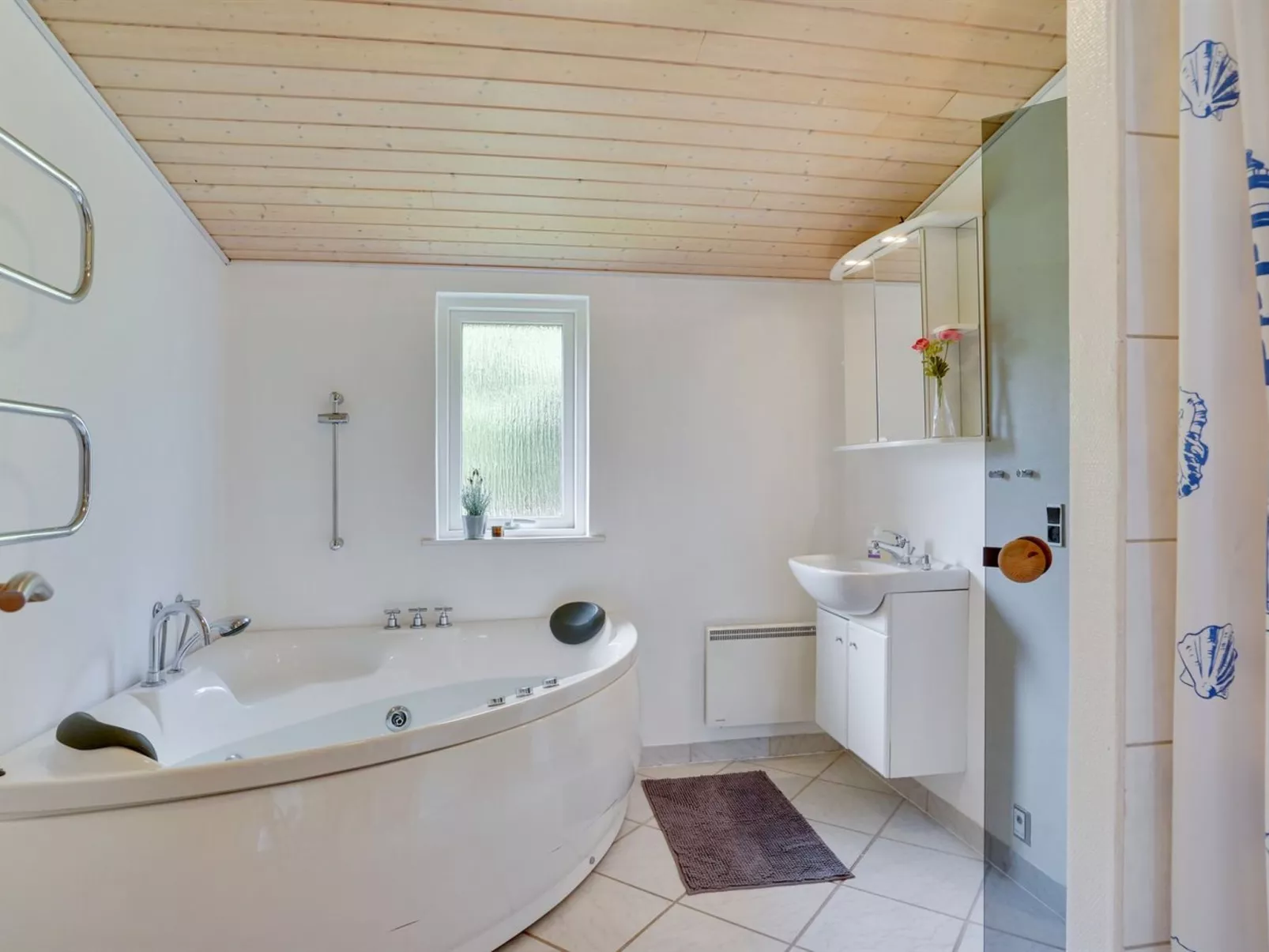 "Alvi" - 400m to the fjord - Drinnen