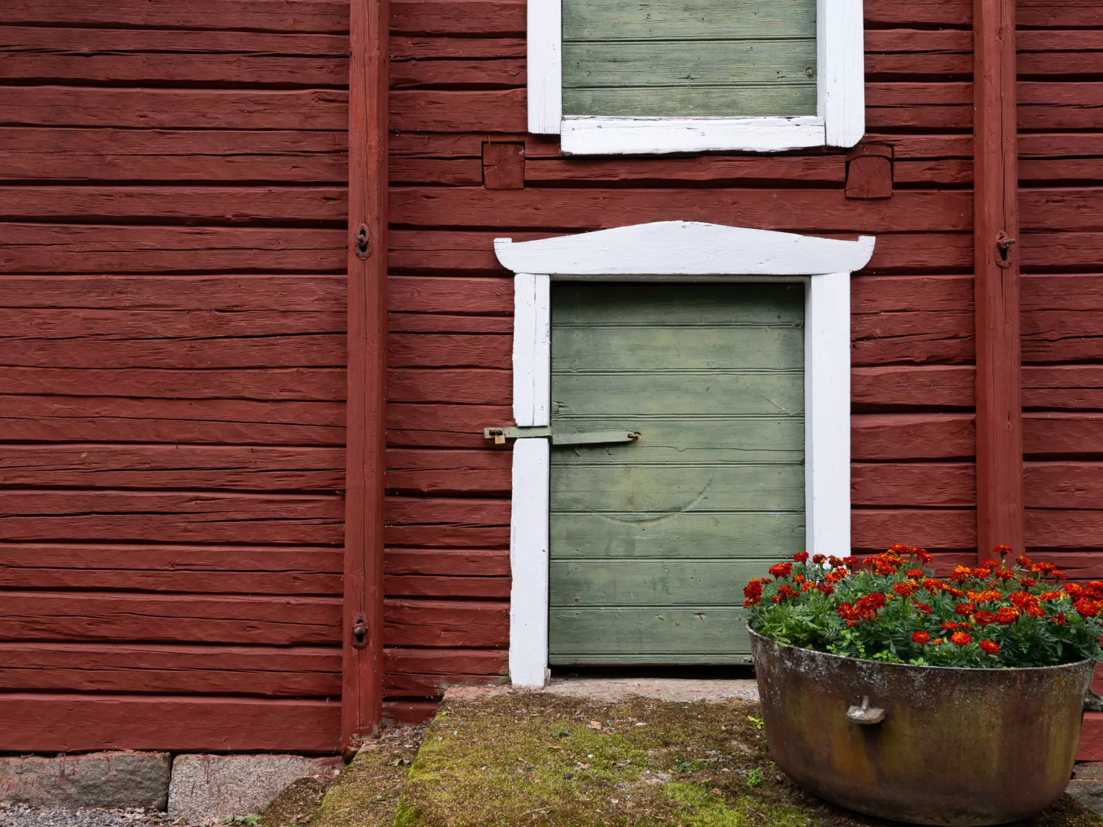 Virtaan väentupa - Inside