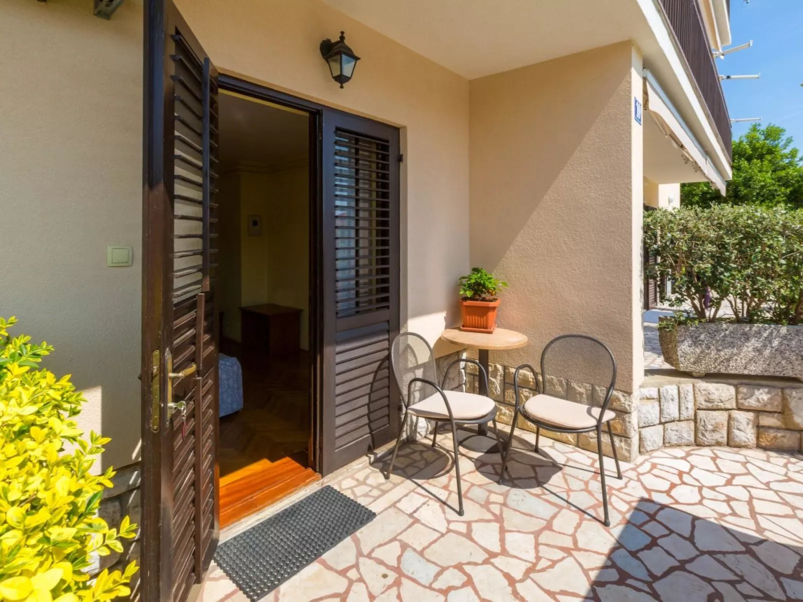 IVANKA 1 / HR-02419-01 - Draußen