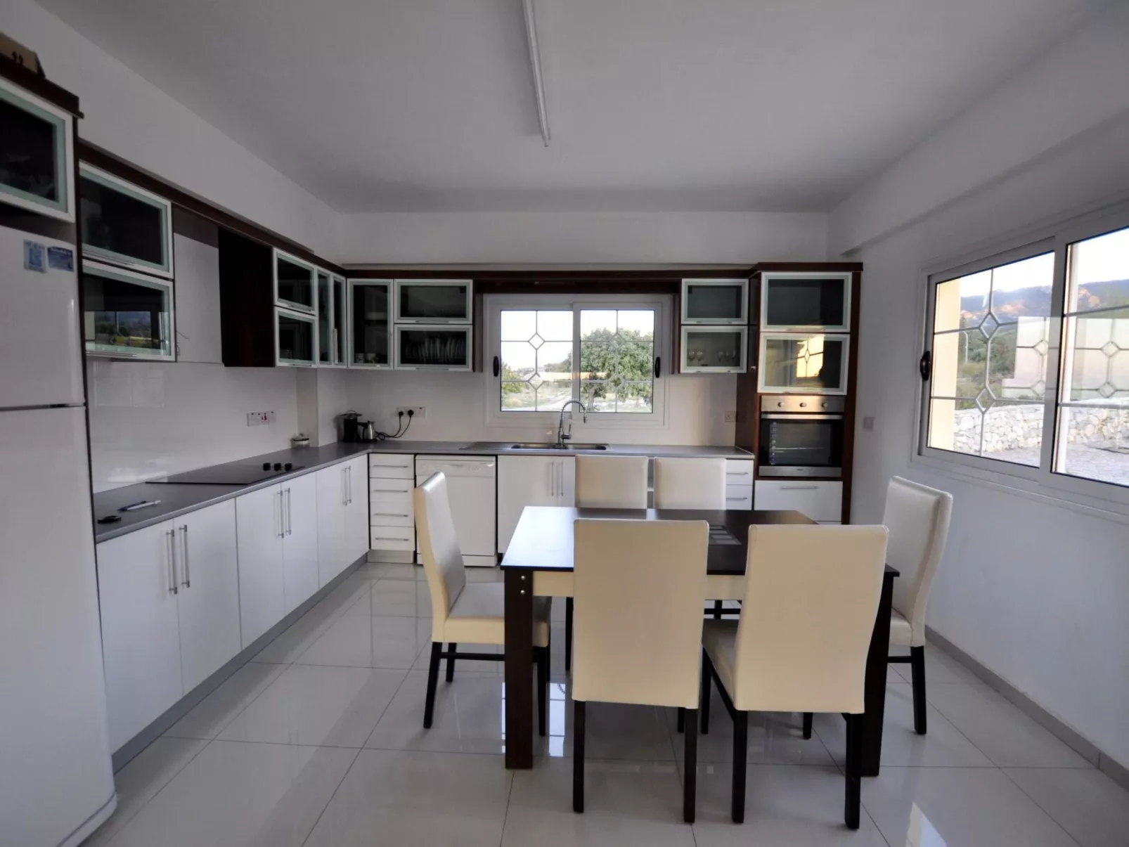 Ferienvilla mit Blick auf das Wasser - Image-tags.info